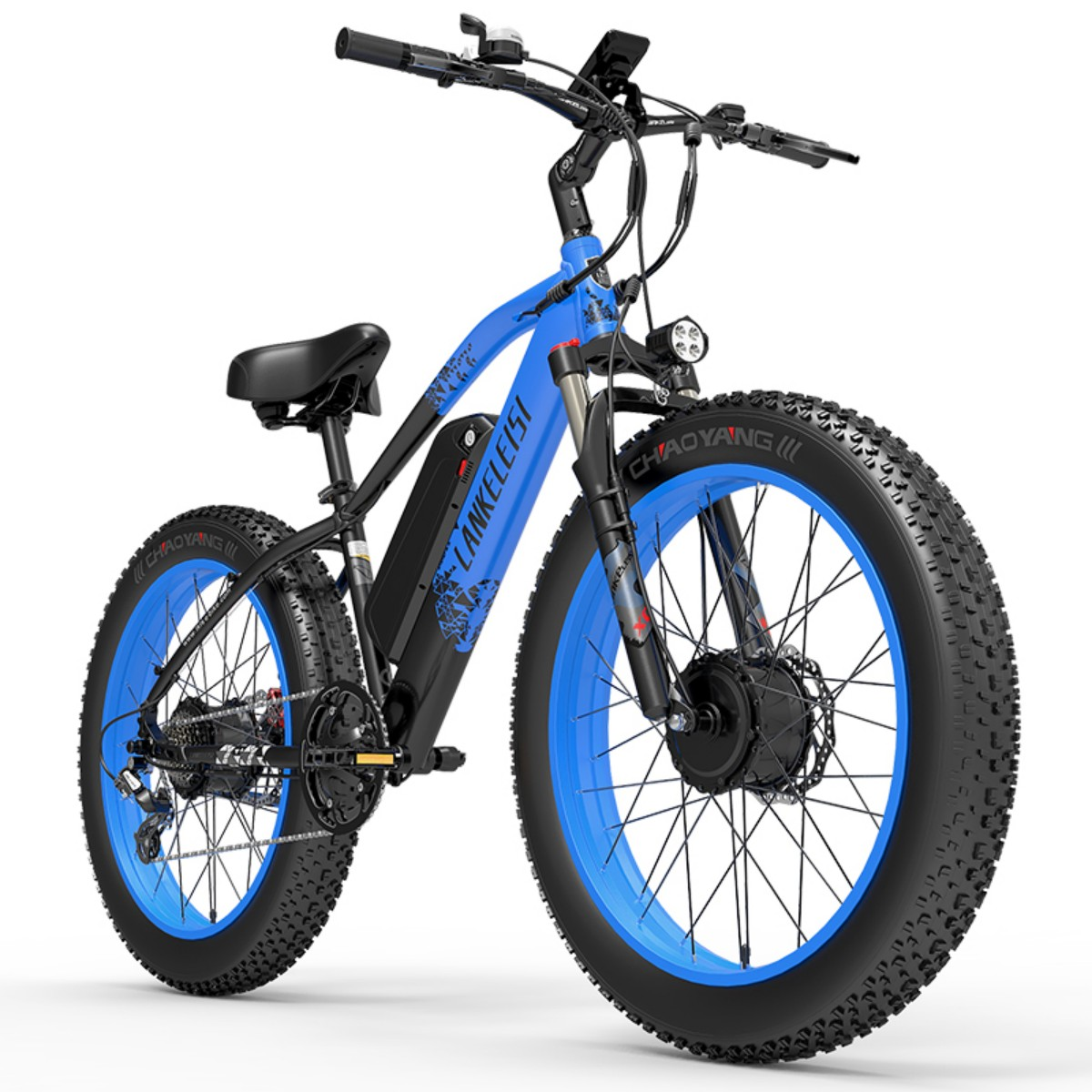 Blaues Elektrofahrrad mit blauen Felgen, schwarzem Rahmen und dicken Reifen. Verfügt über ein Frontlicht.