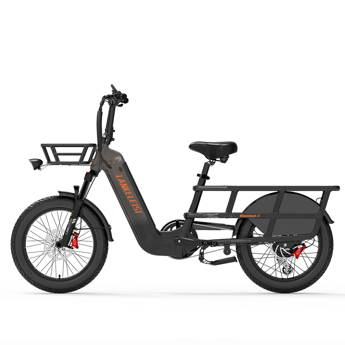 Czarny elektryczny rower cargo z przednim koszem i tylnym bagażnikiem, na białym tle.
