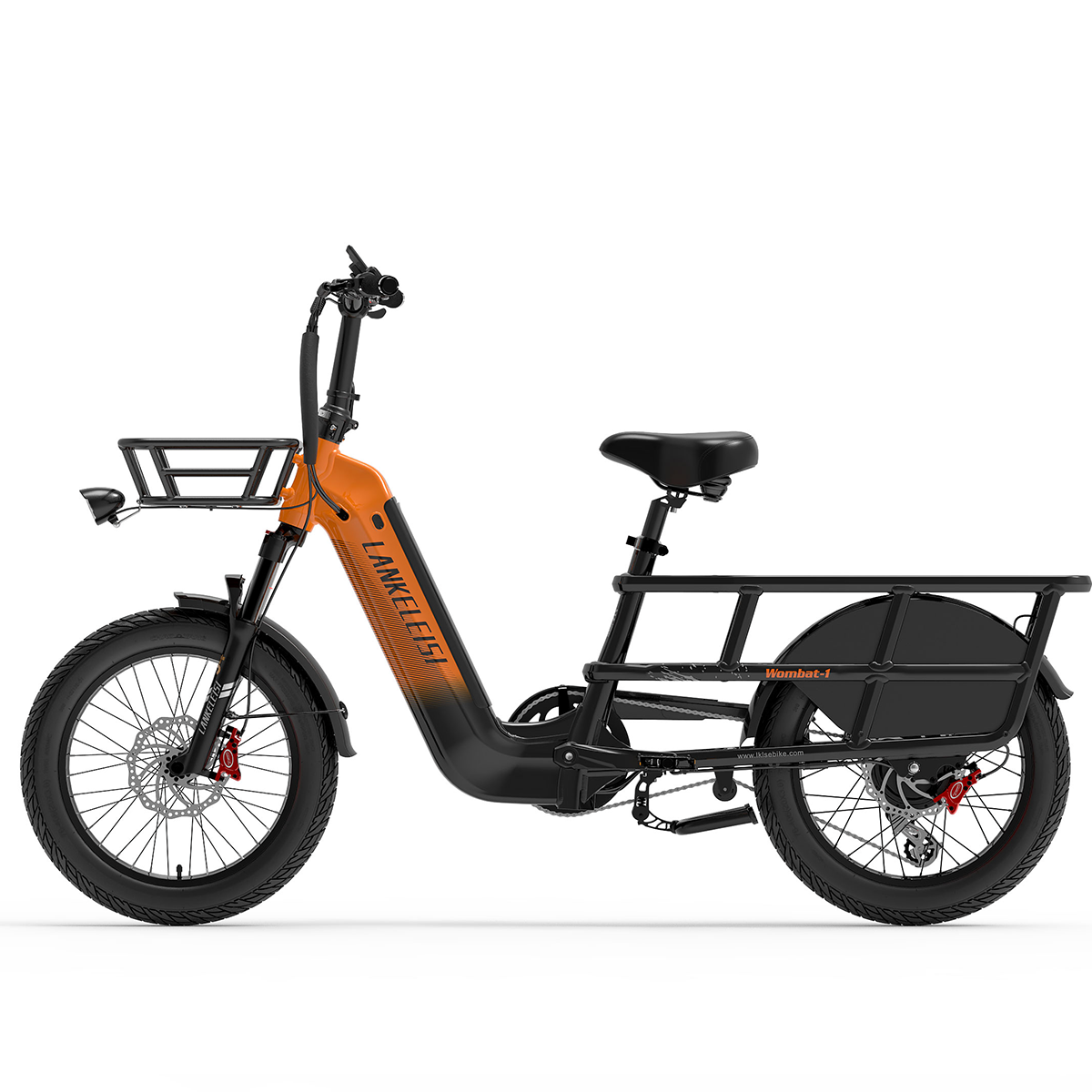 Pomarańczowo-czarny elektryczny rower cargo z przednim koszem i tylnym bagażnikiem, na białym tle.