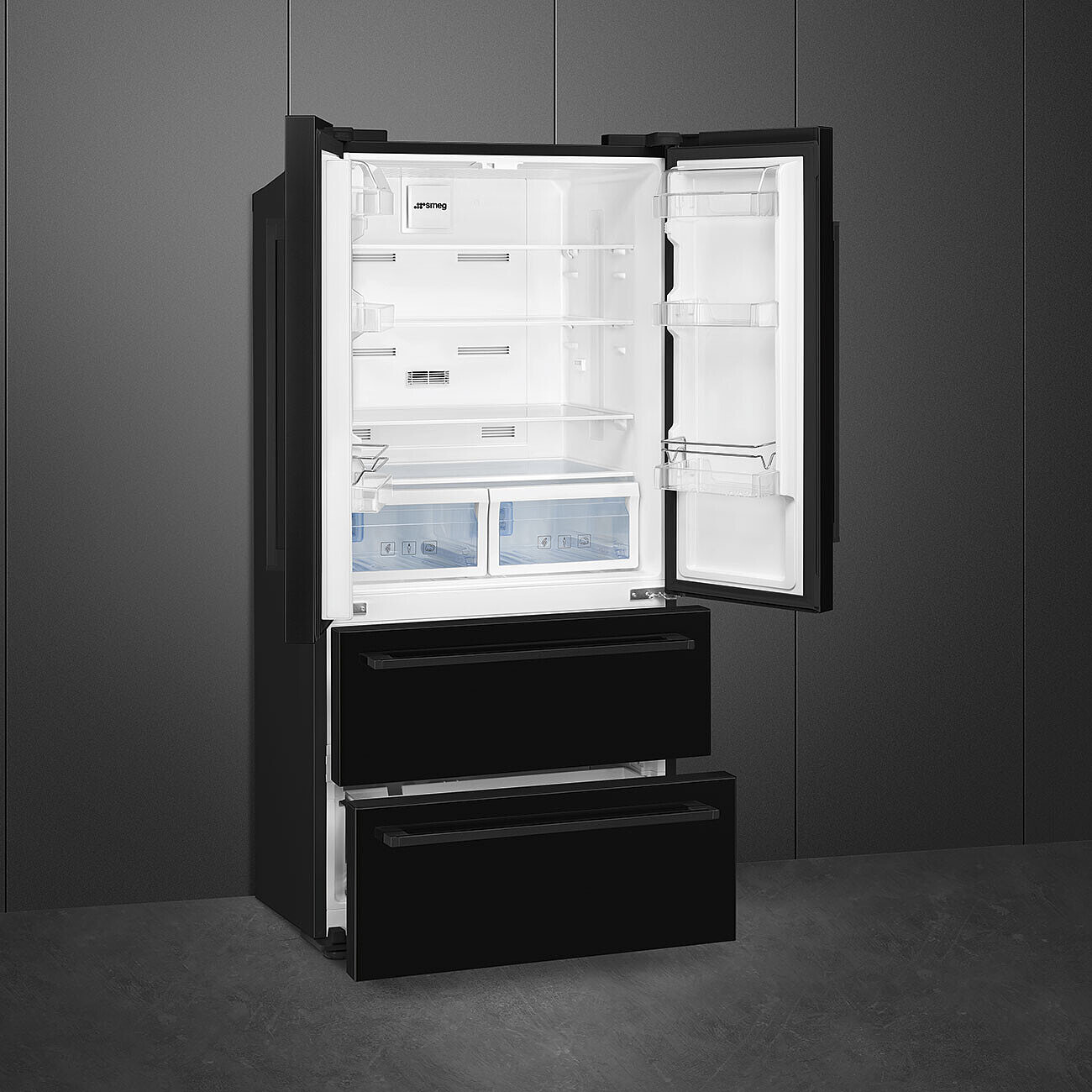 Nevera Smeg negra con puertas y cajones abiertos, mostrando el interior blanco. Fondo gris.
