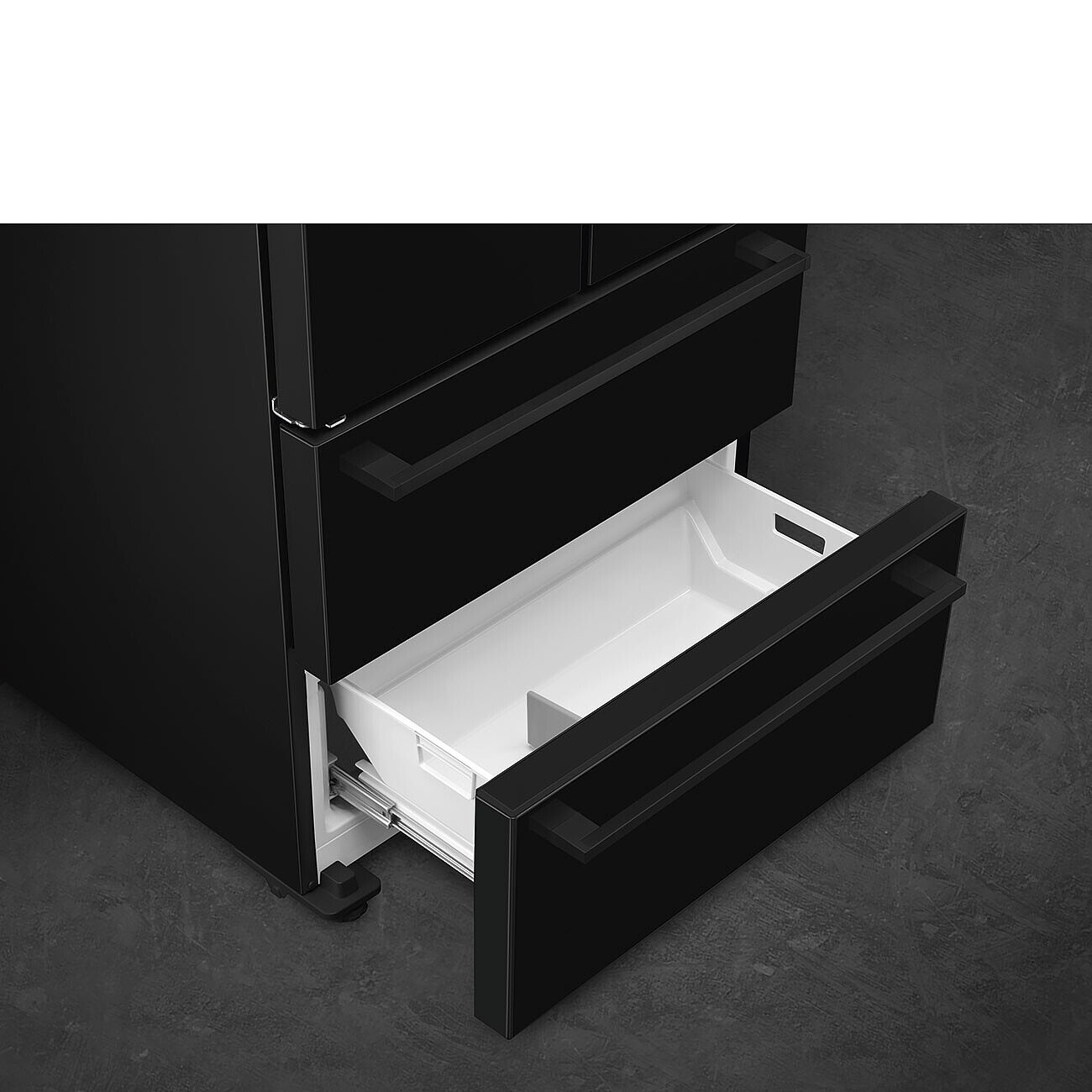 Primer plano de un cajón de nevera Smeg negro, mostrando el interior blanco y el asa. Fondo gris.