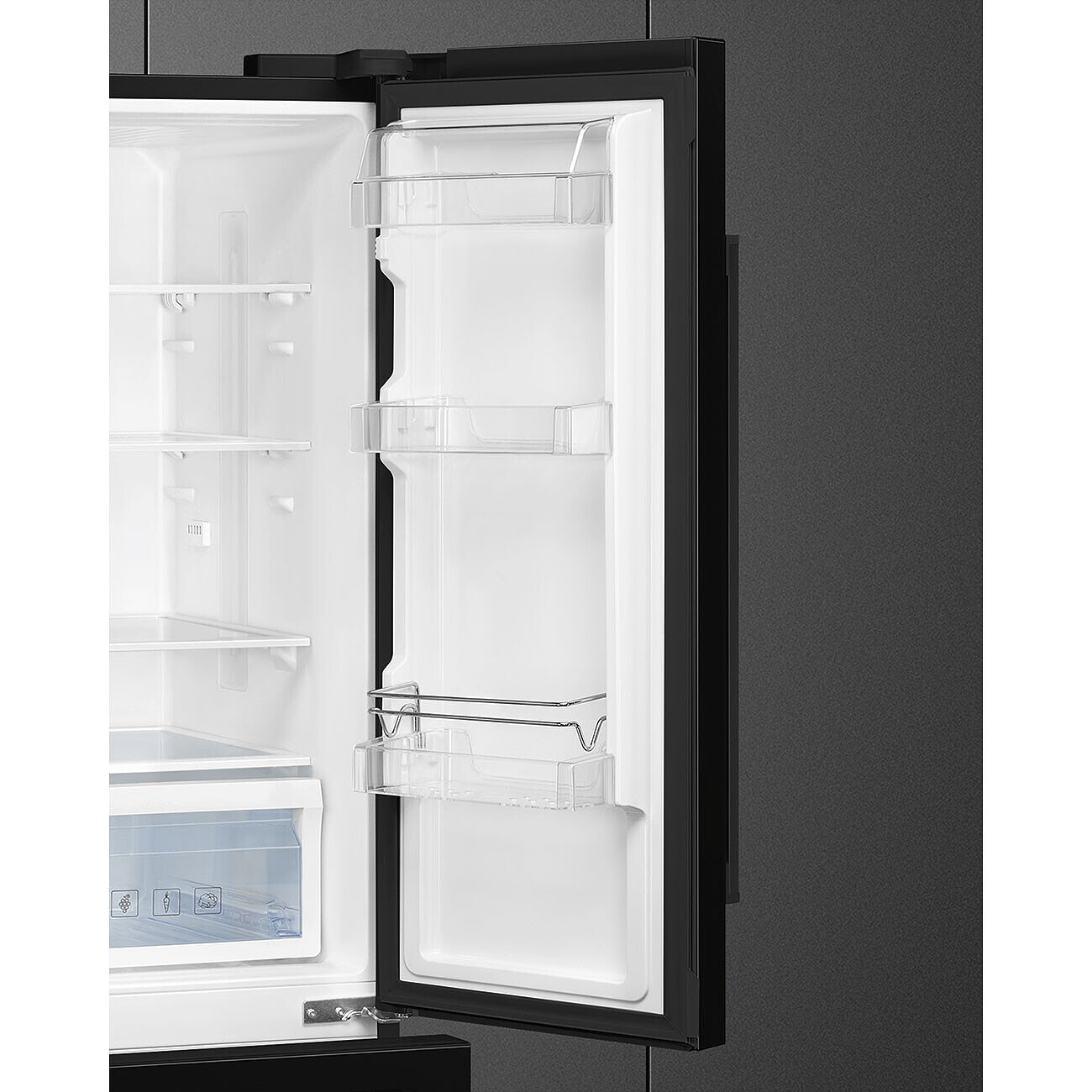Puerta del frigorífico Smeg negro abierta. Interior muestra estantes y un cajón para el congelador.
