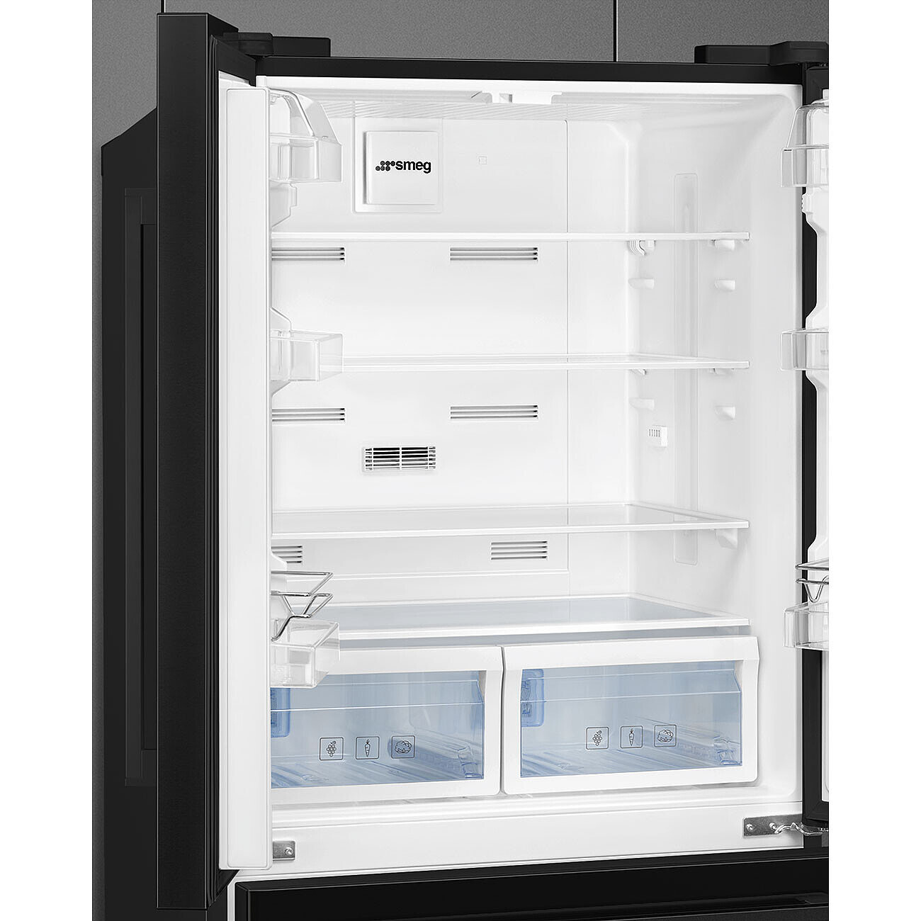 Refrigerador negro con puerta abierta. En el interior hay estantes y cajones. El logotipo de Smeg es visible.