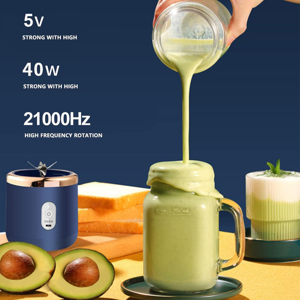 Mixer gießt einen grünen Smoothie in ein Glas. Avocados, Brotscheiben und ein kleiner Mixer.