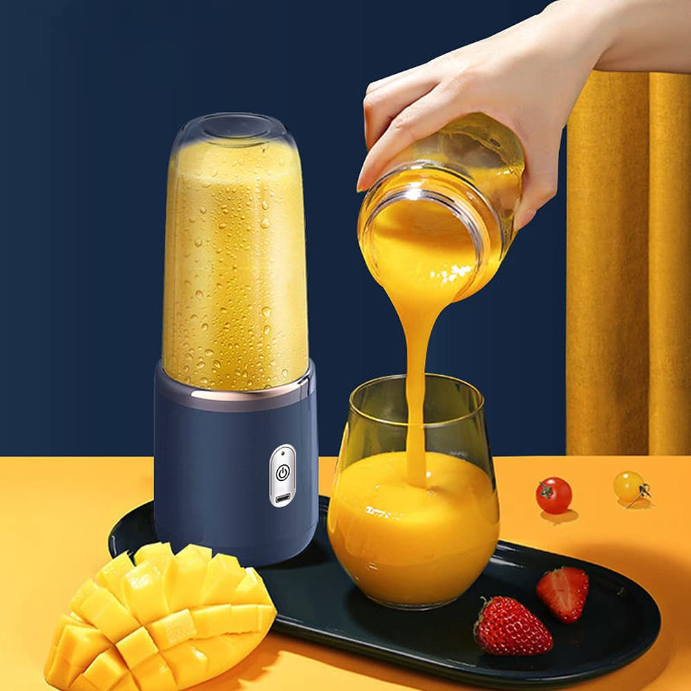 Gelber Saft wird aus einem Glas in ein Glas gegossen. Blauer Mixer daneben.