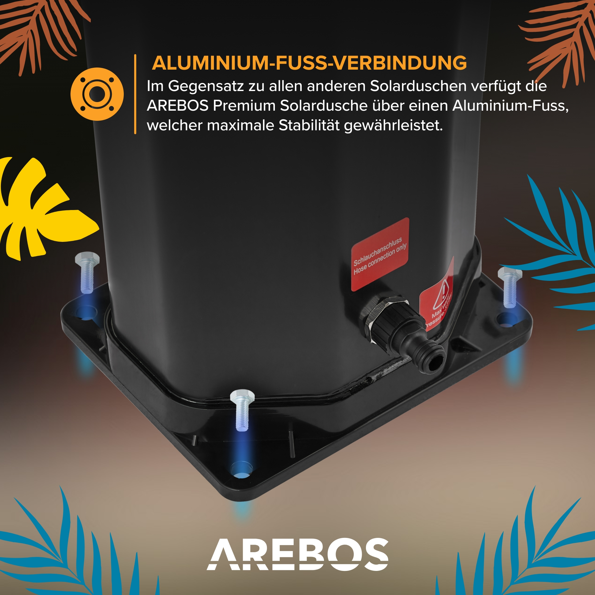 Nahaufnahme des schwarzen Solardusche-Sockels mit Schrauben und Schlauchanschluss. Das AREBOS-Logo ist sichtbar.