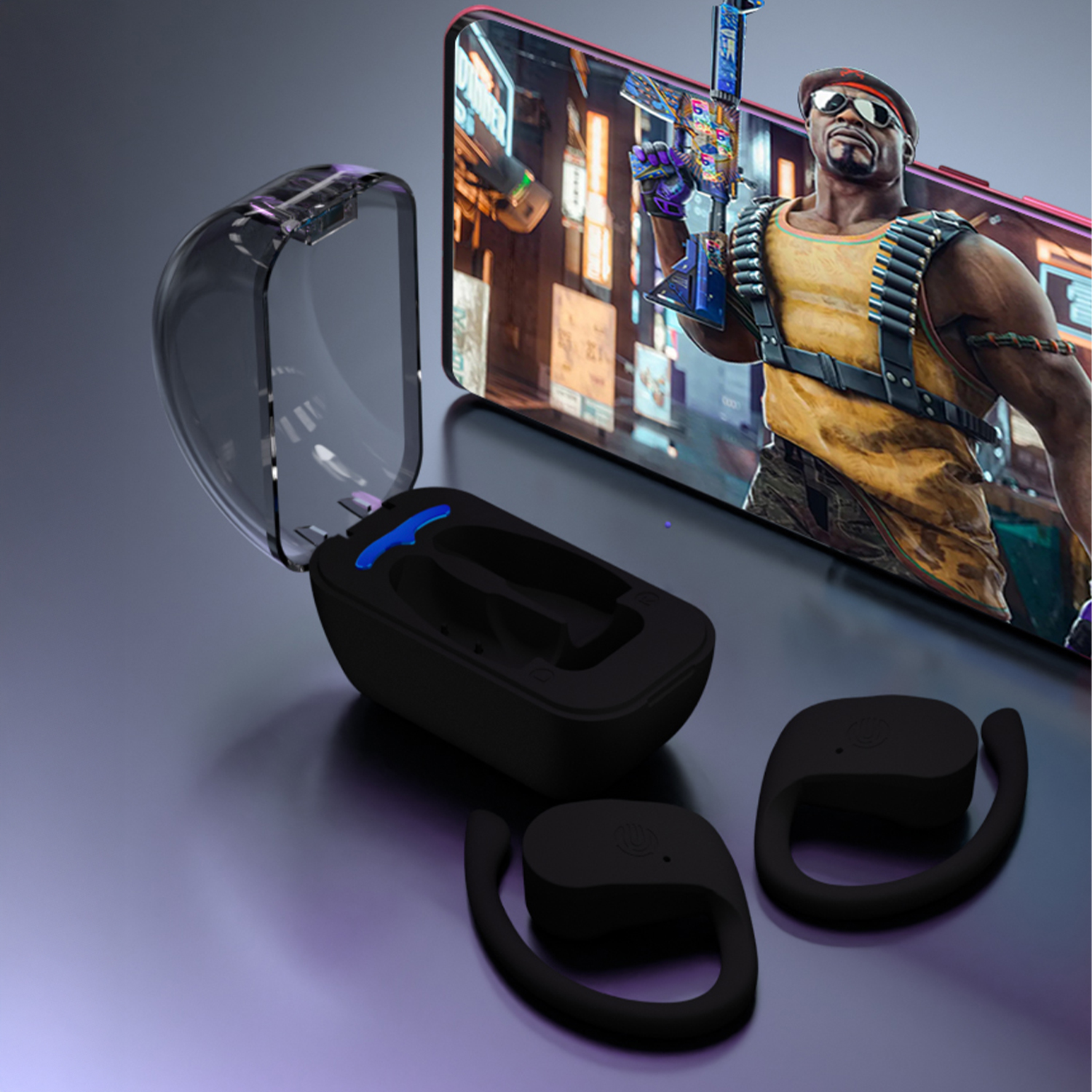 Auricolari neri con custodia di ricarica e un gioco sullo schermo di un telefono sullo sfondo.