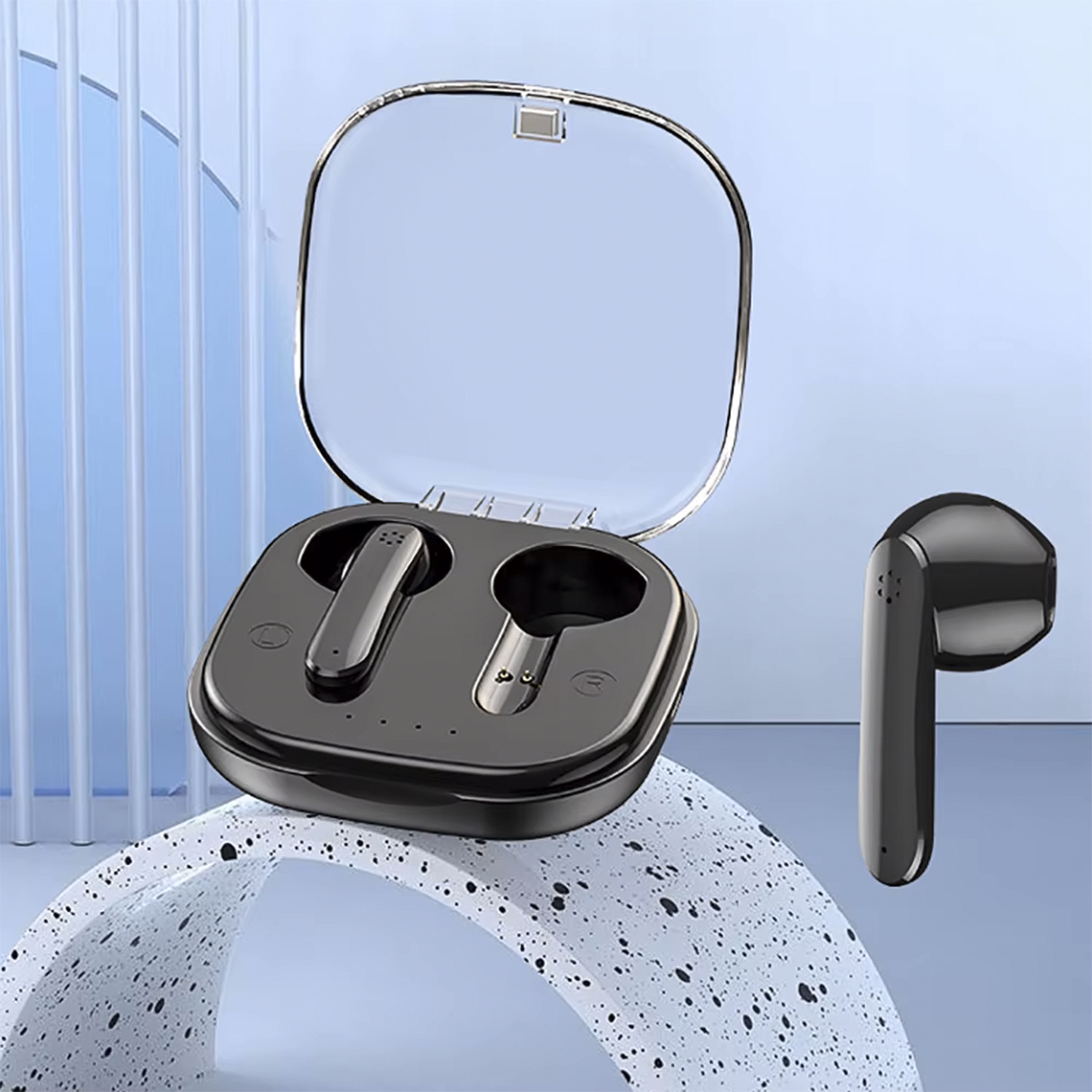 Auricolari neri in una custodia di ricarica aperta. La custodia è su una superficie bianca con uno sfondo azzurro.