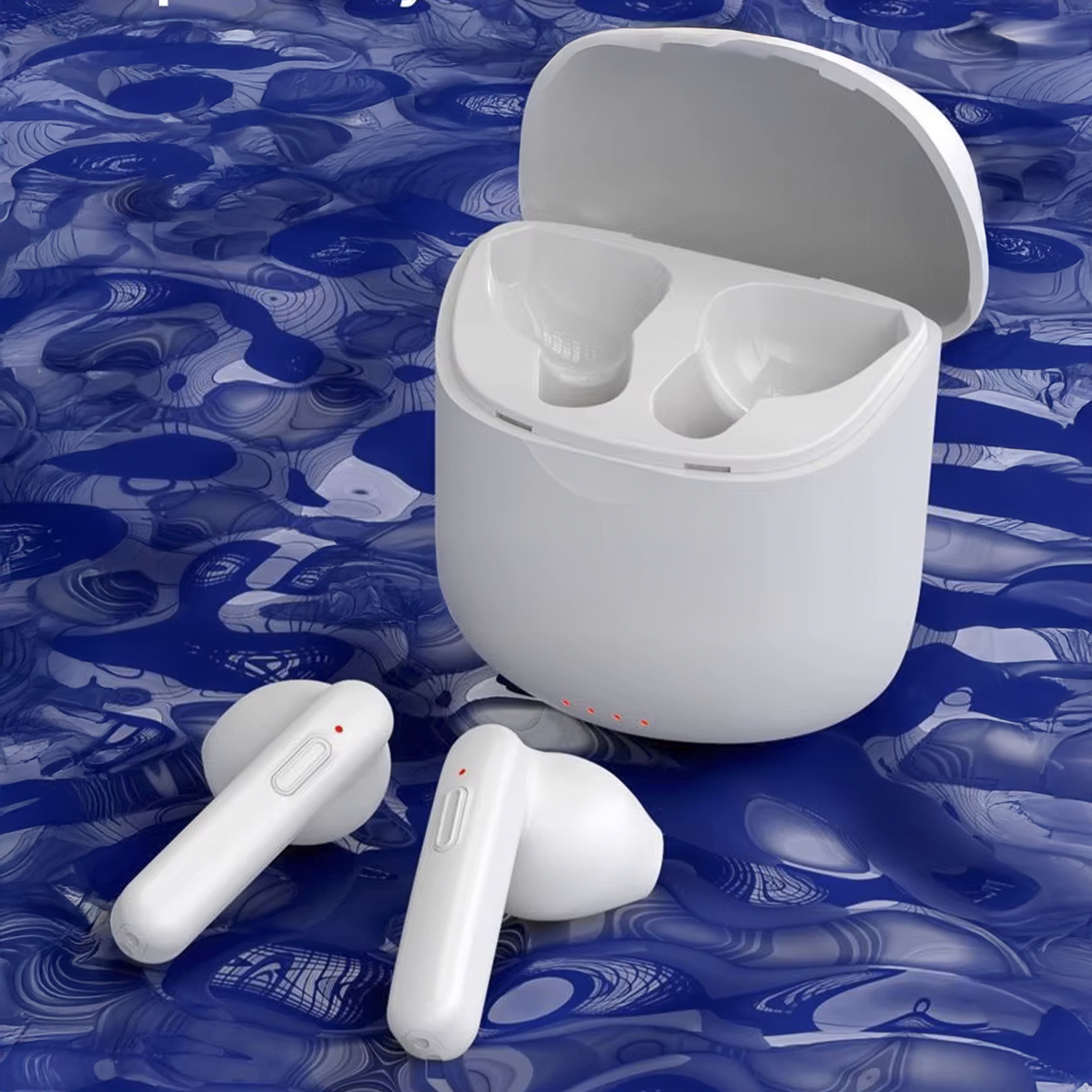 Auricolari wireless bianchi e la loro custodia di ricarica aperta, con luci di ricarica rosse, su sfondo blu ondulato.