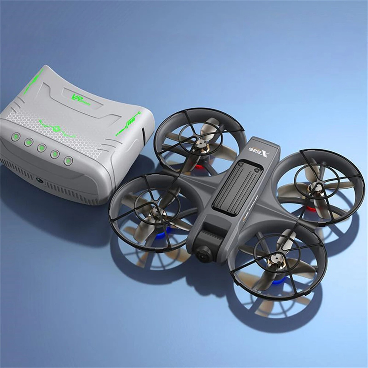 Dron y un dispositivo de control. El dron tiene cuatro hélices. Fondo azul.