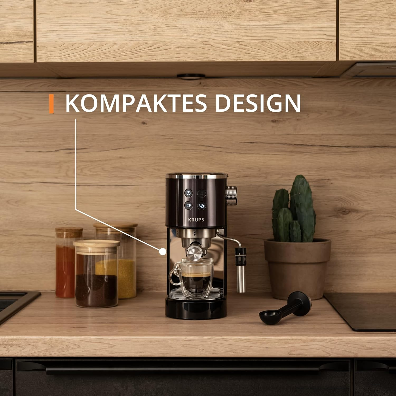 Macchina per caffè espresso su un bancone di legno. Testo: DESIGN COMPATTO. Sfondo cucina con mobili in legno.