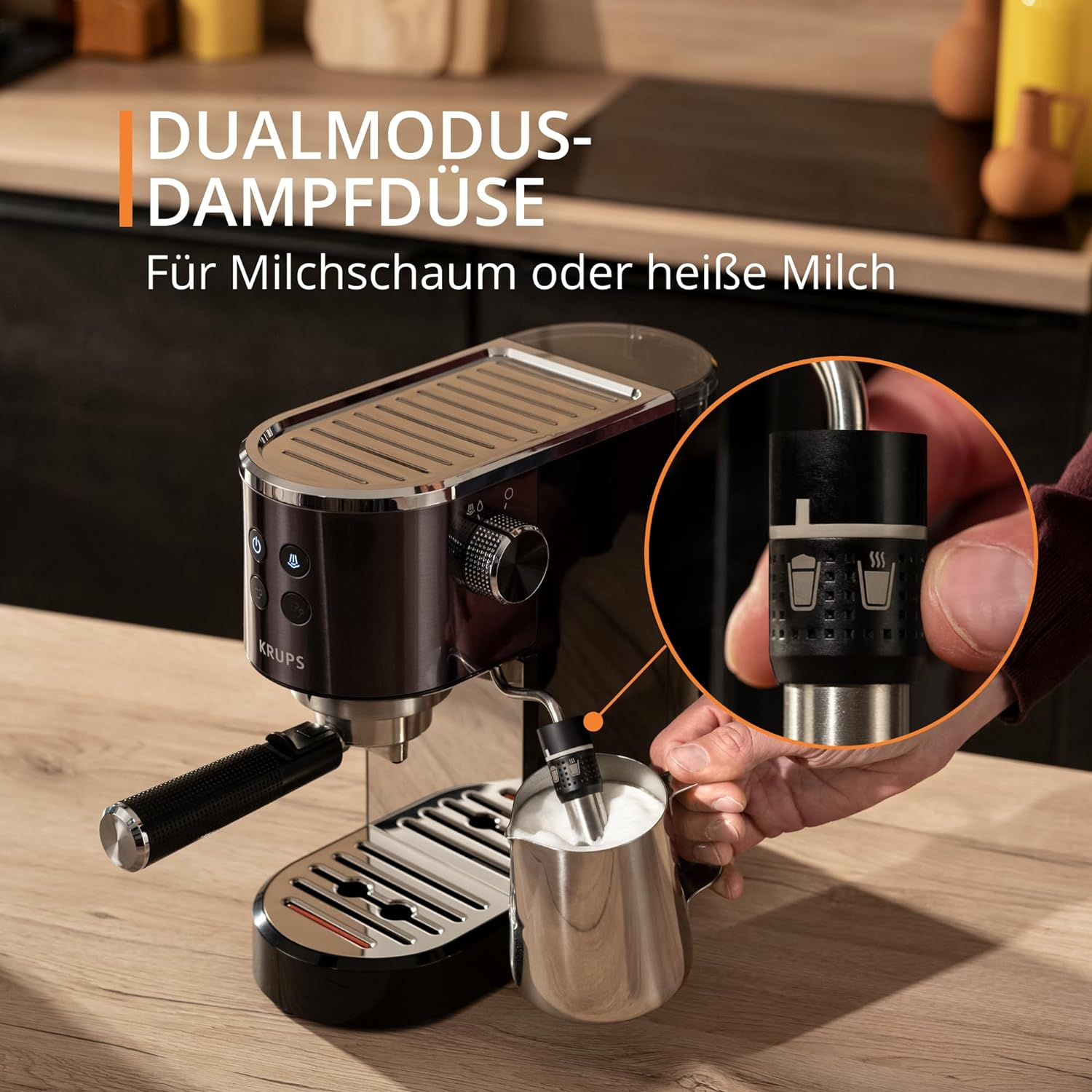 Una persona che fa schiuma di latte con una macchina per l'espresso. La macchina è nera e ha un ugello vapore.