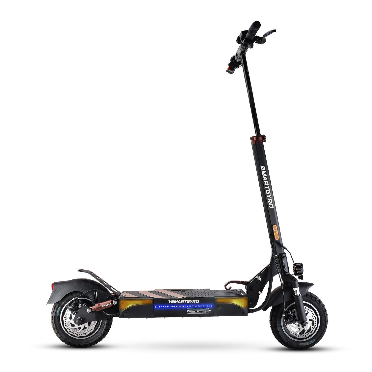 Vista completa de un patinete eléctrico sobre fondo blanco. Smartgyro está impreso en el marco.