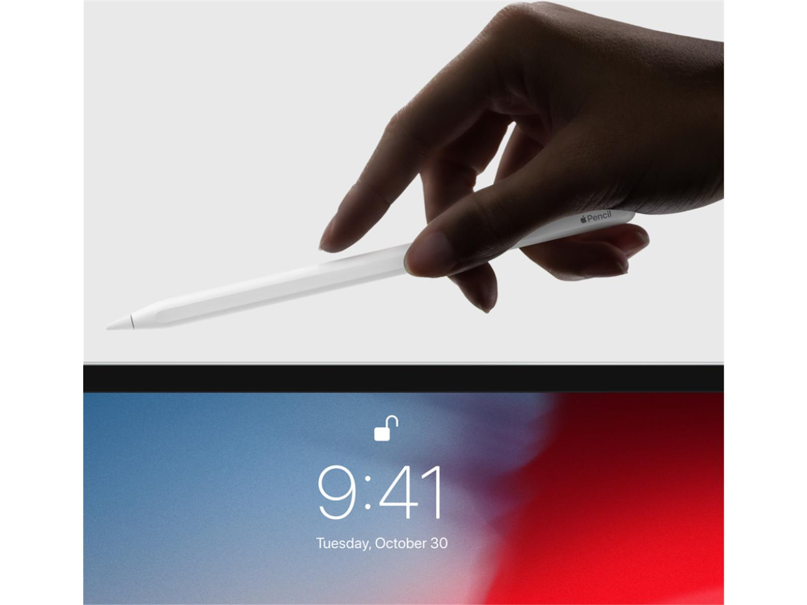 Ręka trzymająca biały Apple Pencil nad ekranem iPada wyświetlającym godzinę i datę.
