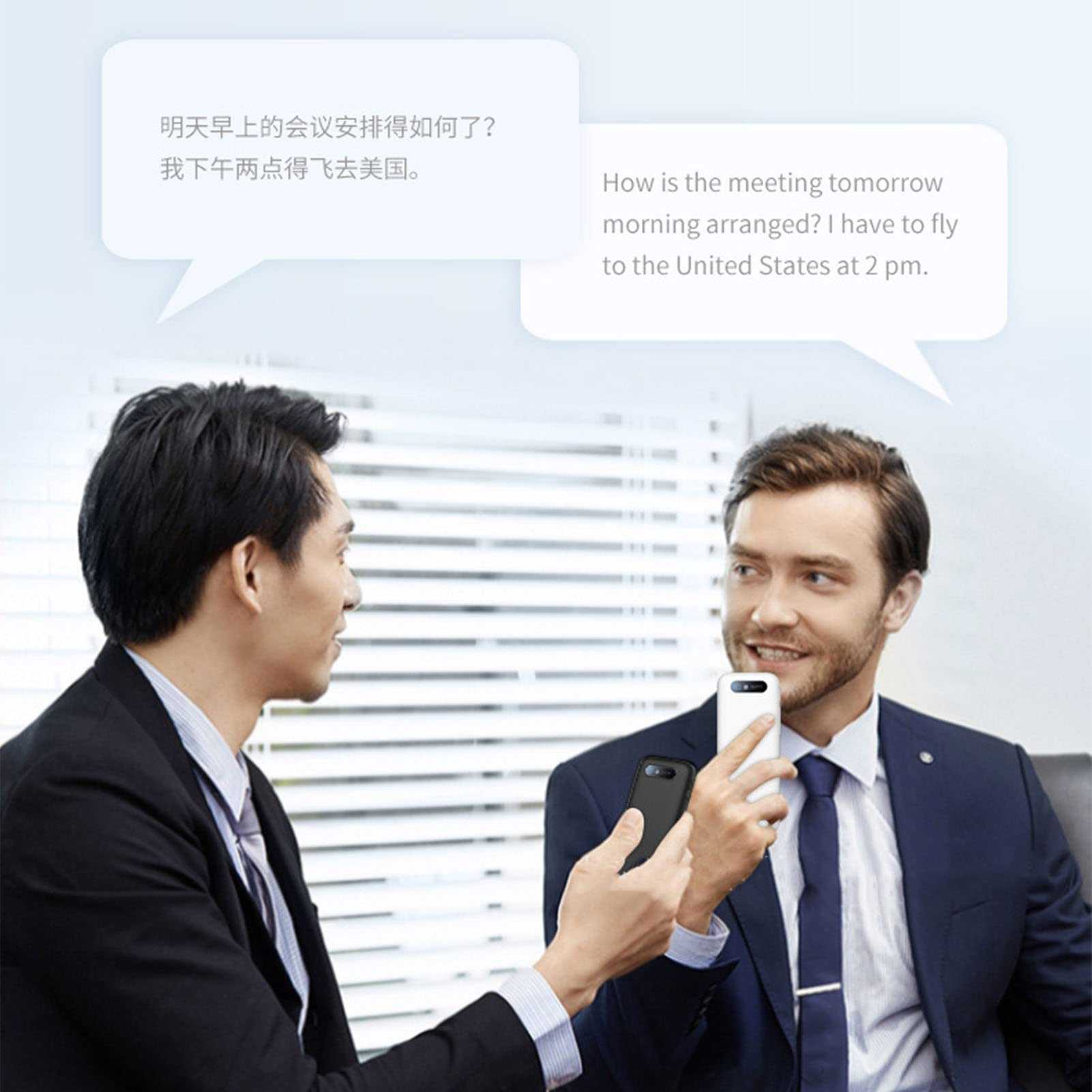 Zwei Männer, einer hält einen Übersetzer. Sprechblasen zeigen englische und chinesische Gespräche.