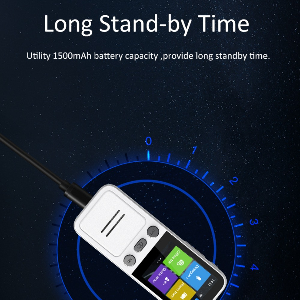Weißes Übersetzergerät mit Kabel verbunden. Bildschirm zeigt App-Symbole. Text: Lange Standby-Zeit, 1500mAh Akku.