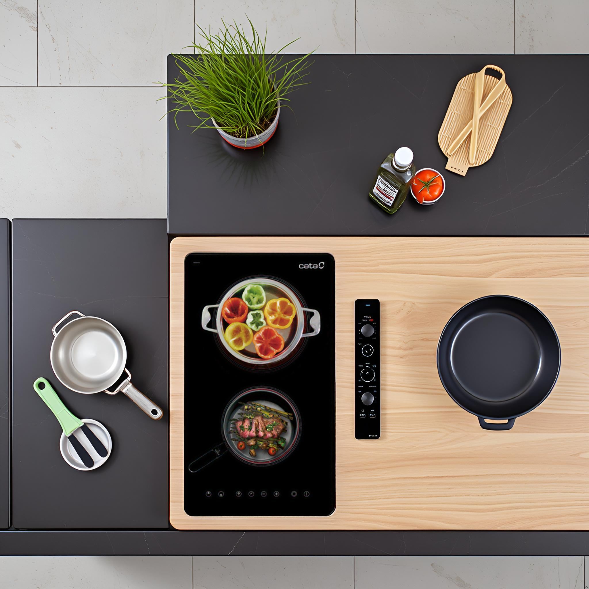 Vista aérea de una encimera de cocina con elementos para cocinar: pimientos, carne, ollas y utensilios.
