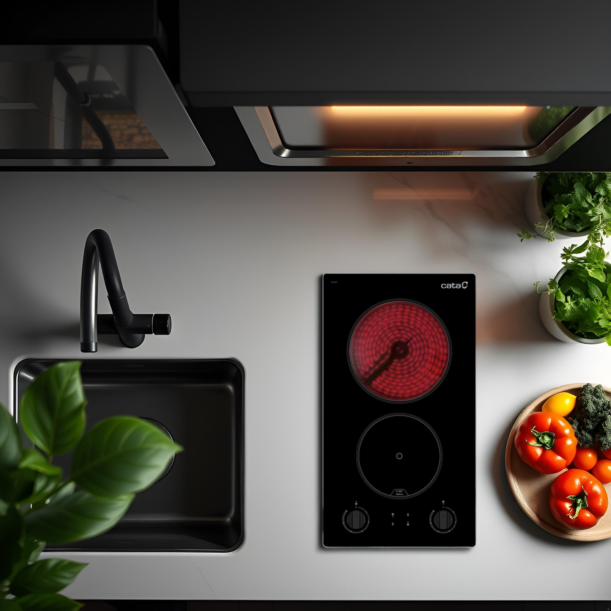 Interior de cocina con fregadero negro, encimera y verduras. Vista aérea. Diseño moderno con acentos rojos.