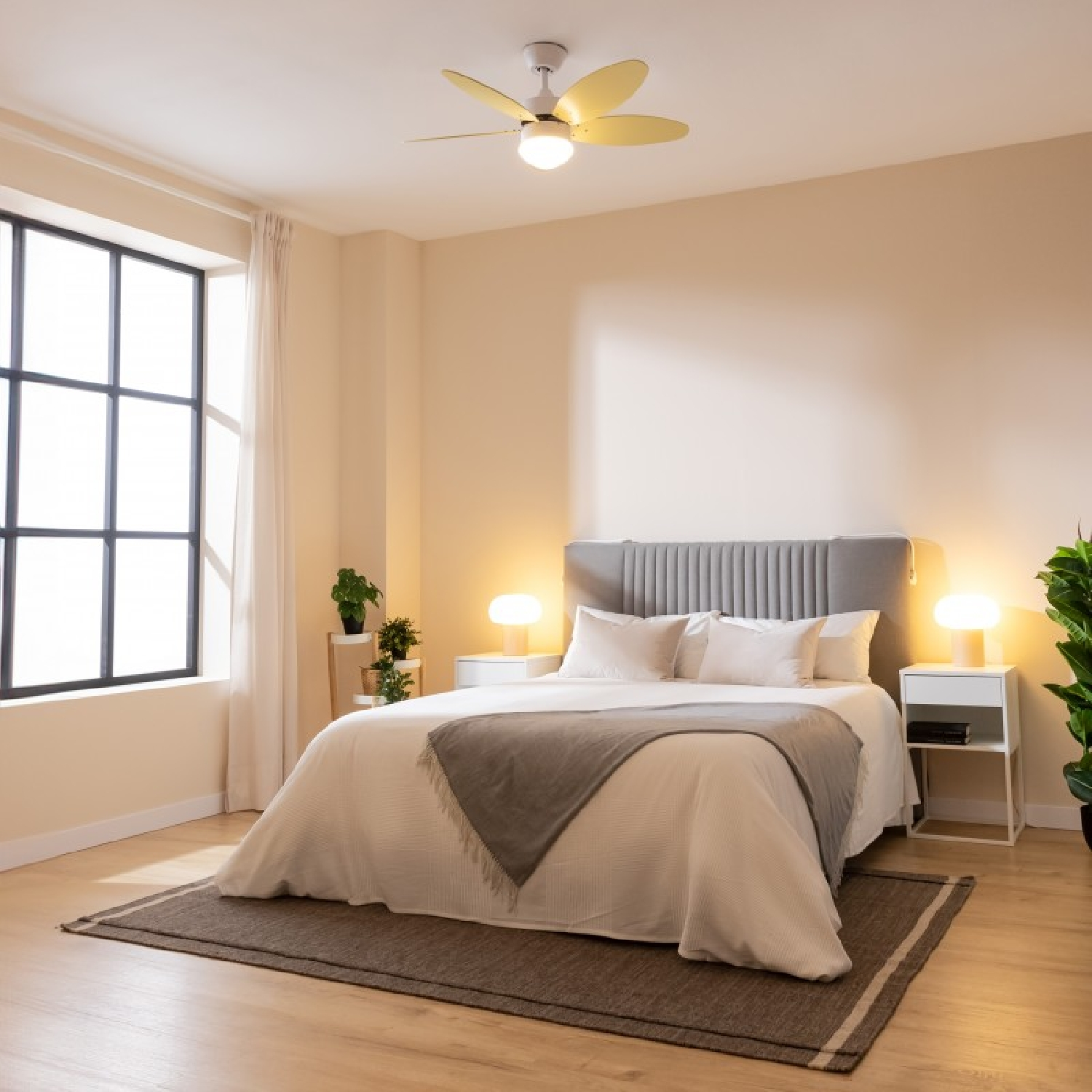 Sypialnia z łóżkiem, szafkami nocnymi, lampami, roślinami i wentylatorem sufitowym.