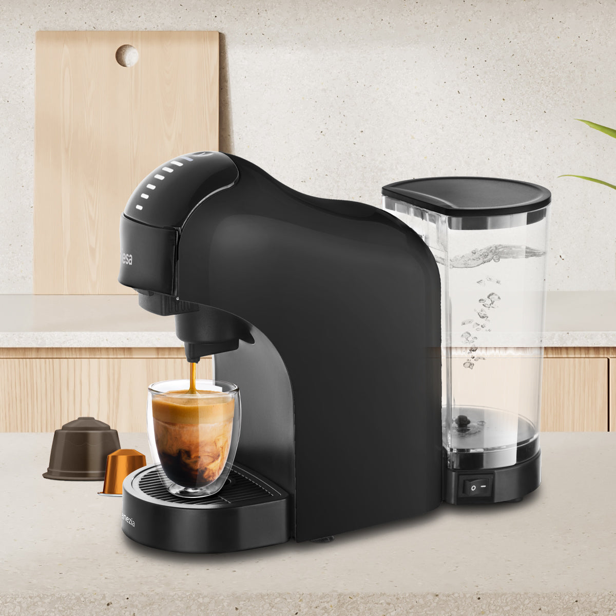 Macchina da caffè nera che versa espresso in un bicchiere.