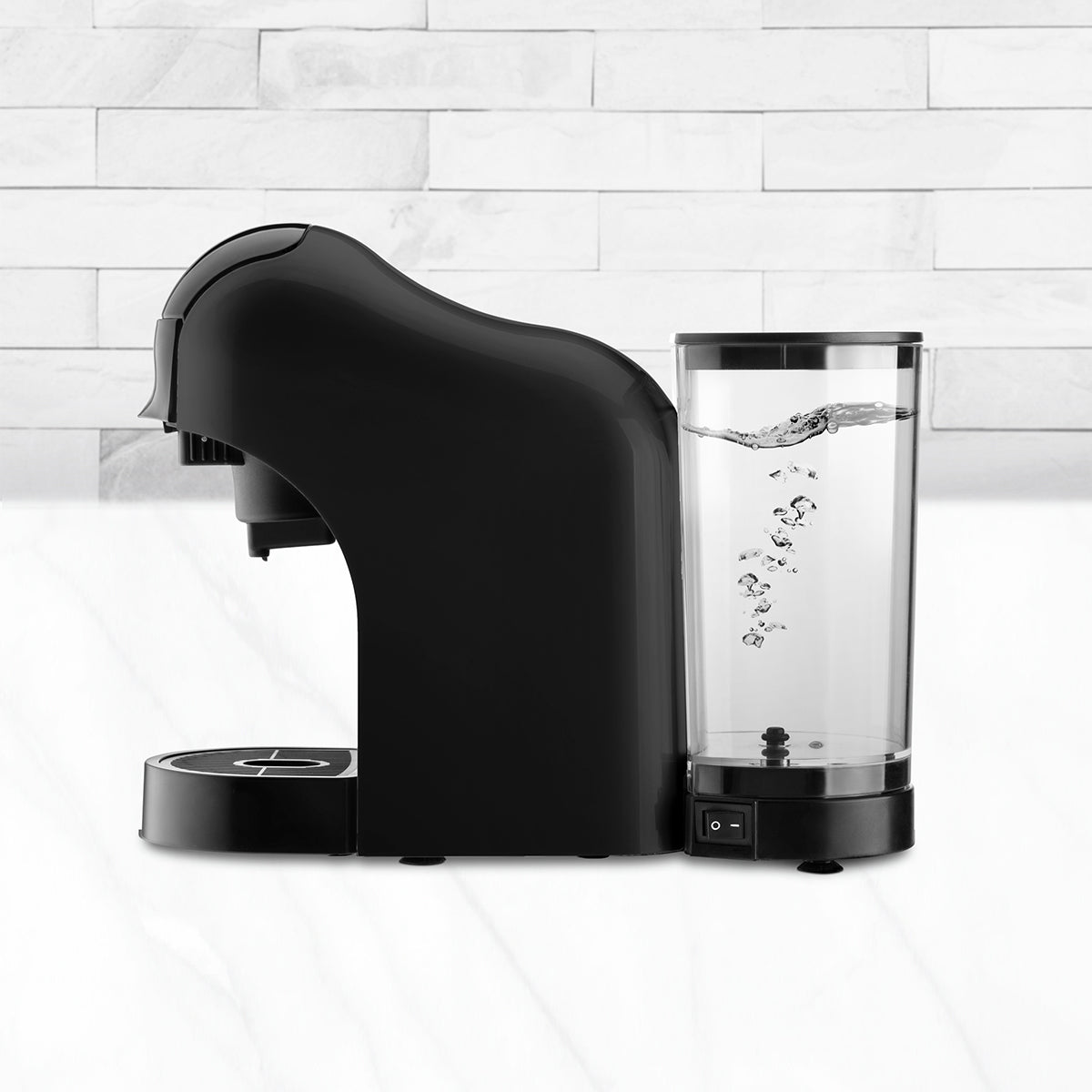 Macchina da caffè nera con serbatoio dell'acqua, vista laterale, sfondo bianco.