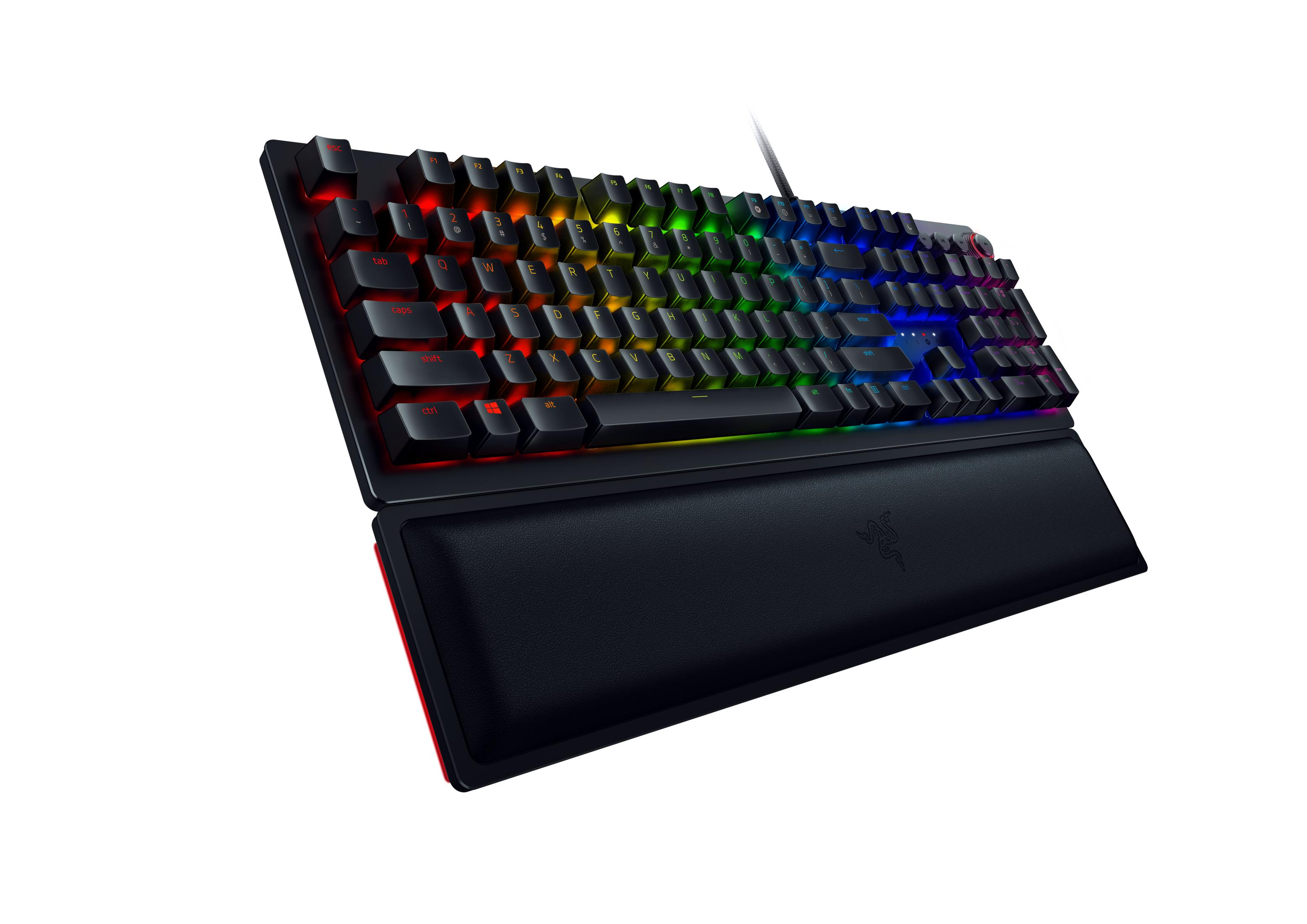 Schwarze Gaming-Tastatur mit Regenbogenbeleuchtung und Handgelenkauflage, schräge Ansicht.