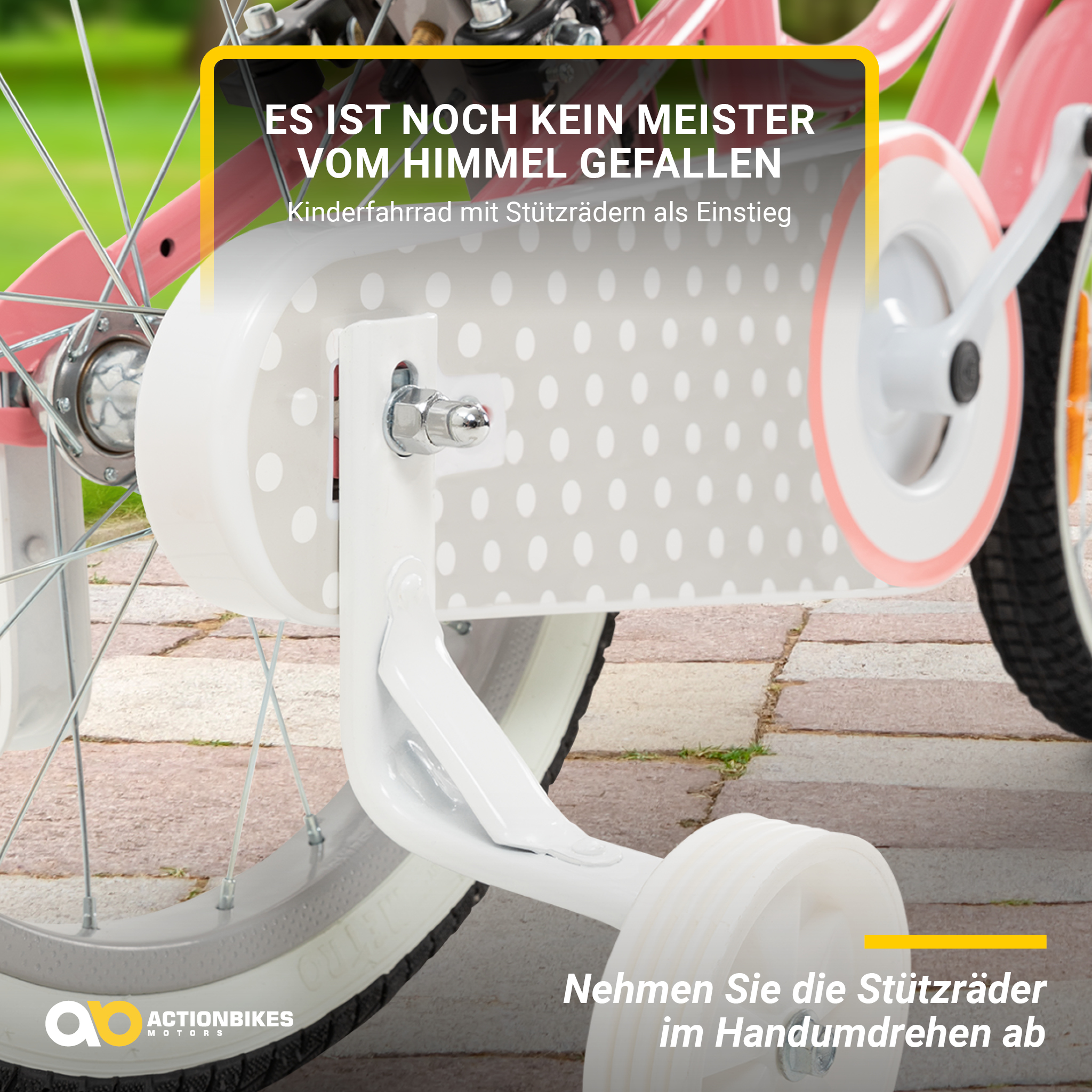 Nahaufnahme der Stützräder eines rosa Fahrrads, mit Text über die Eigenschaften des Fahrrads.