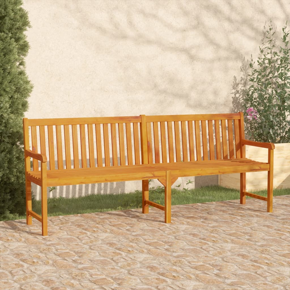 Una panca in legno su un patio. Ha seduta, schienale e braccioli in legno.