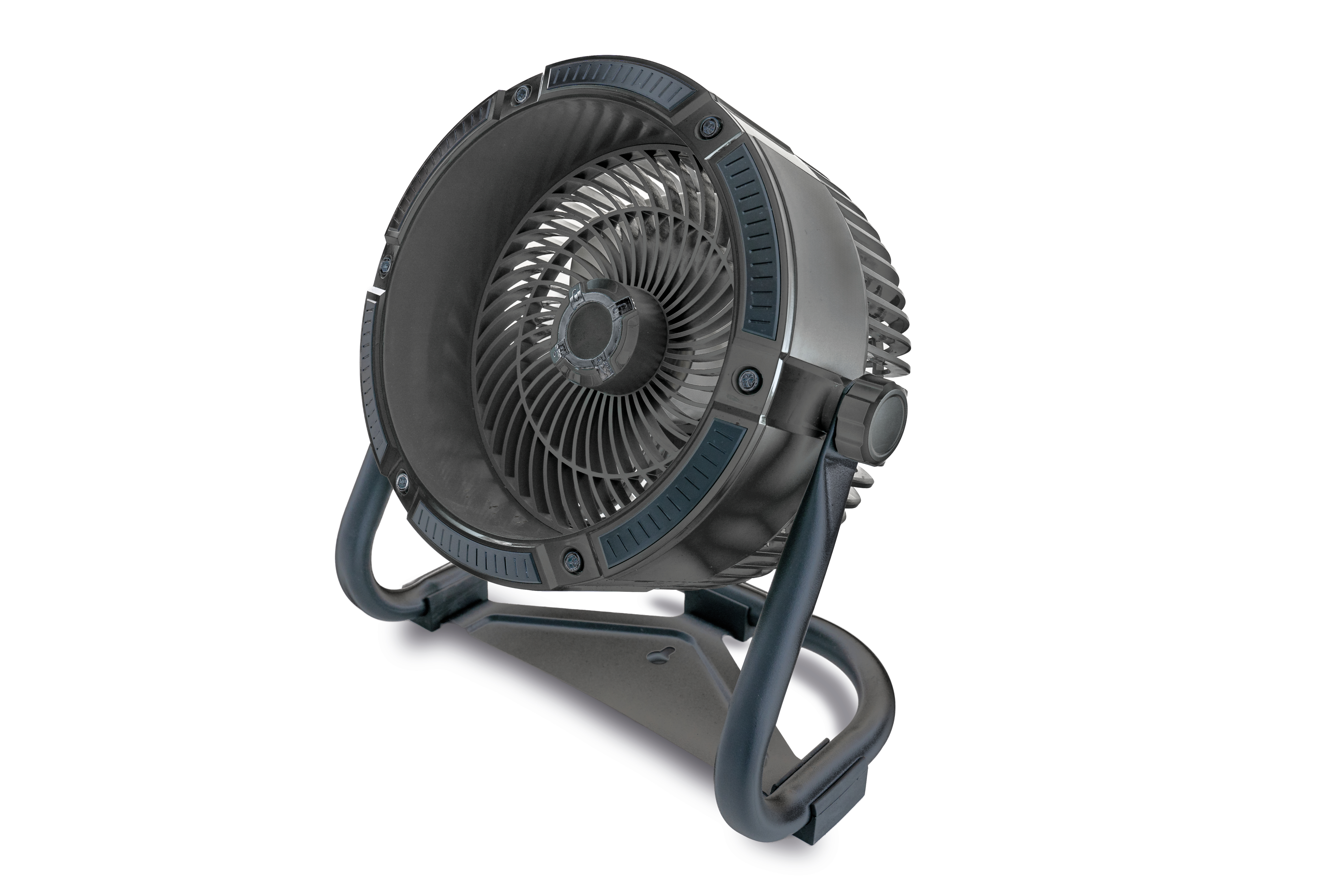 Ein schwarzer Ventilator mit Metallrahmen. Die Flügel befinden sich in einem kreisförmigen Käfig.