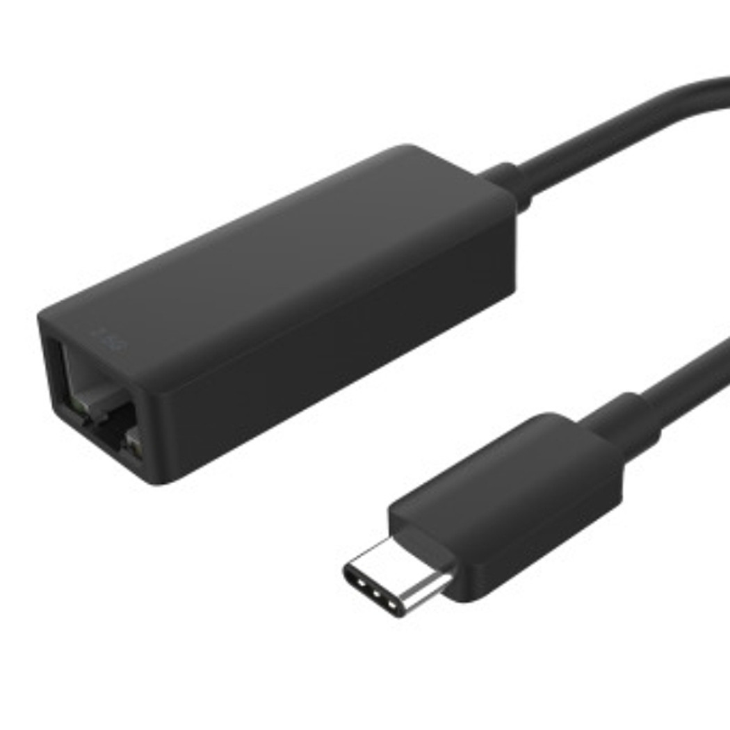 Cavo adattatore da USB-C a Ethernet nero su sfondo bianco.
