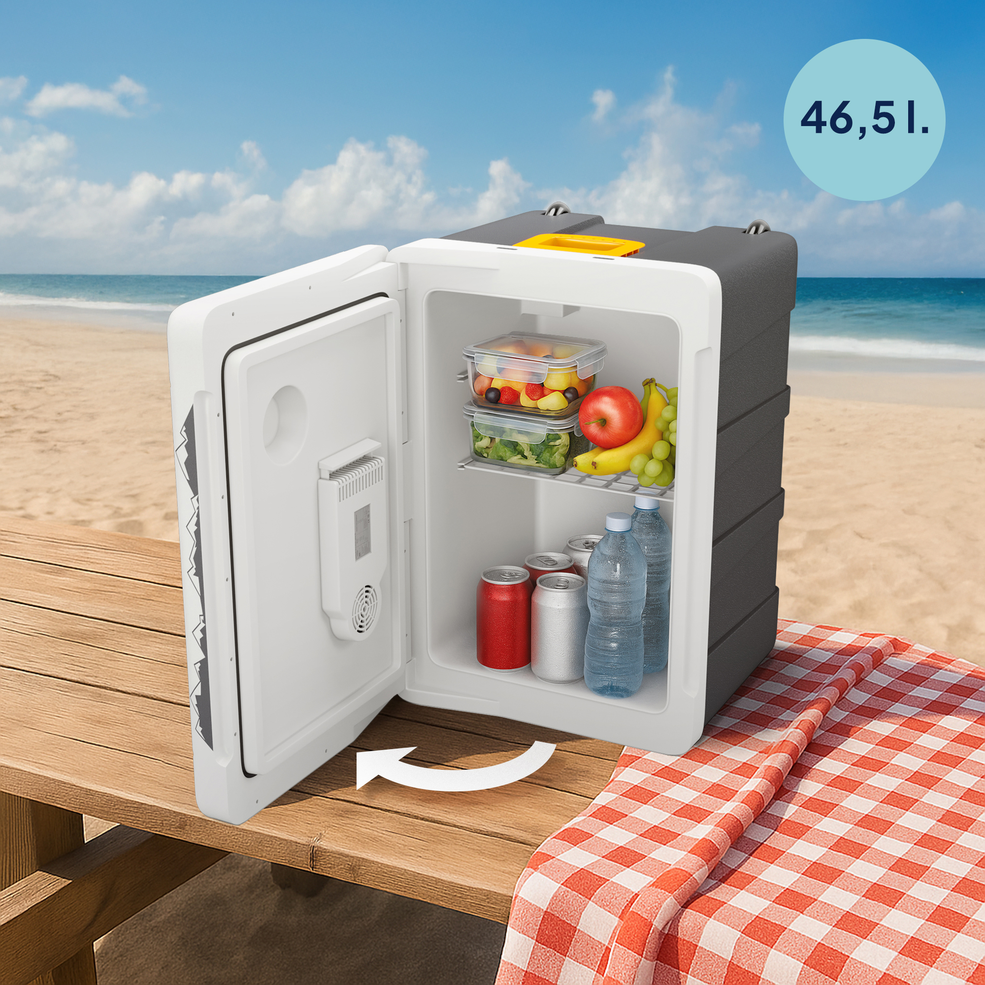 Eine Picknick-Szene mit einer Kühlbox und Essen auf einem Tisch. Im Hintergrund sind Himmel und Wasser.