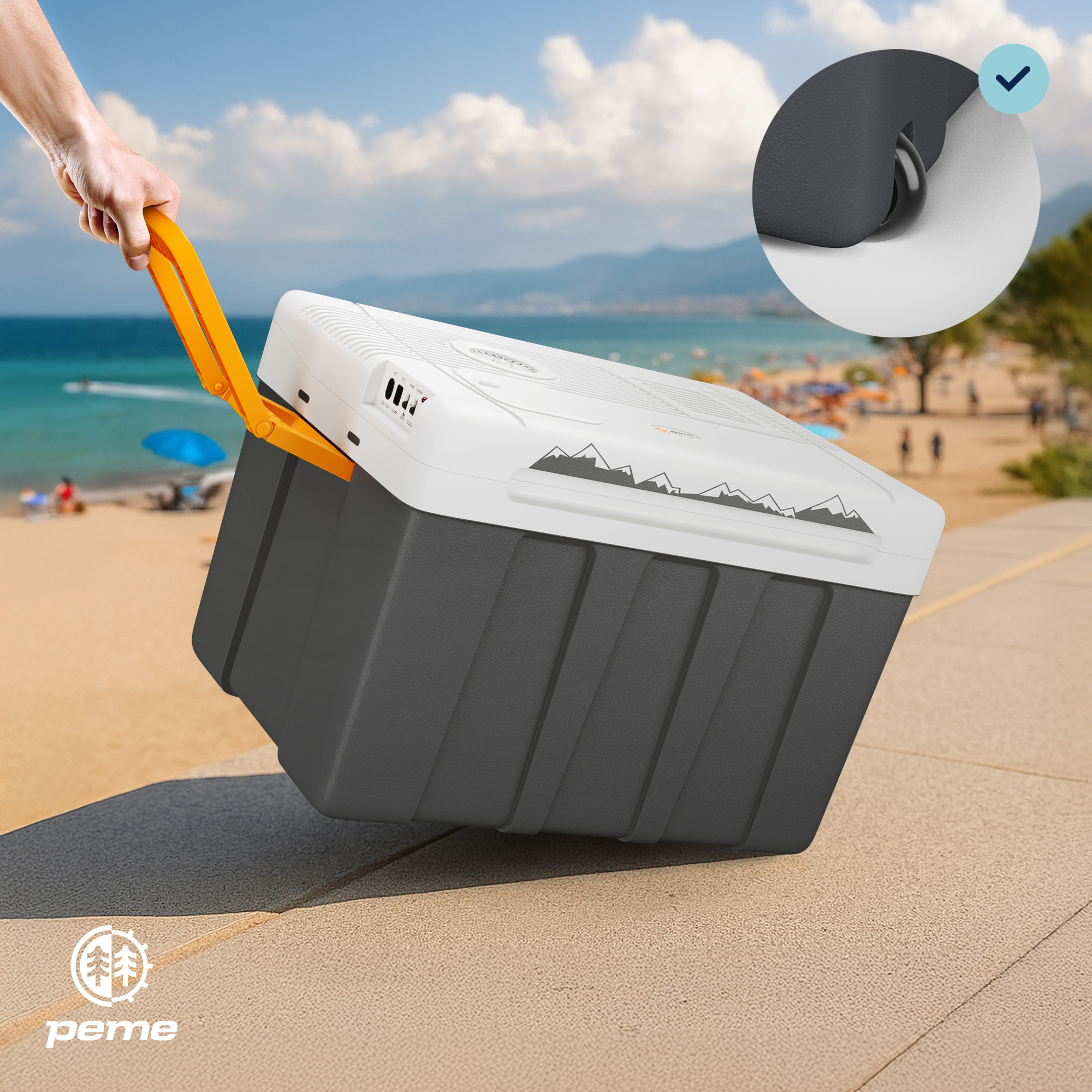 Eine Person zieht eine Kühlbox am Strand. Die Kühlbox ist schwarz, grau und hat einen weißen Deckel.
