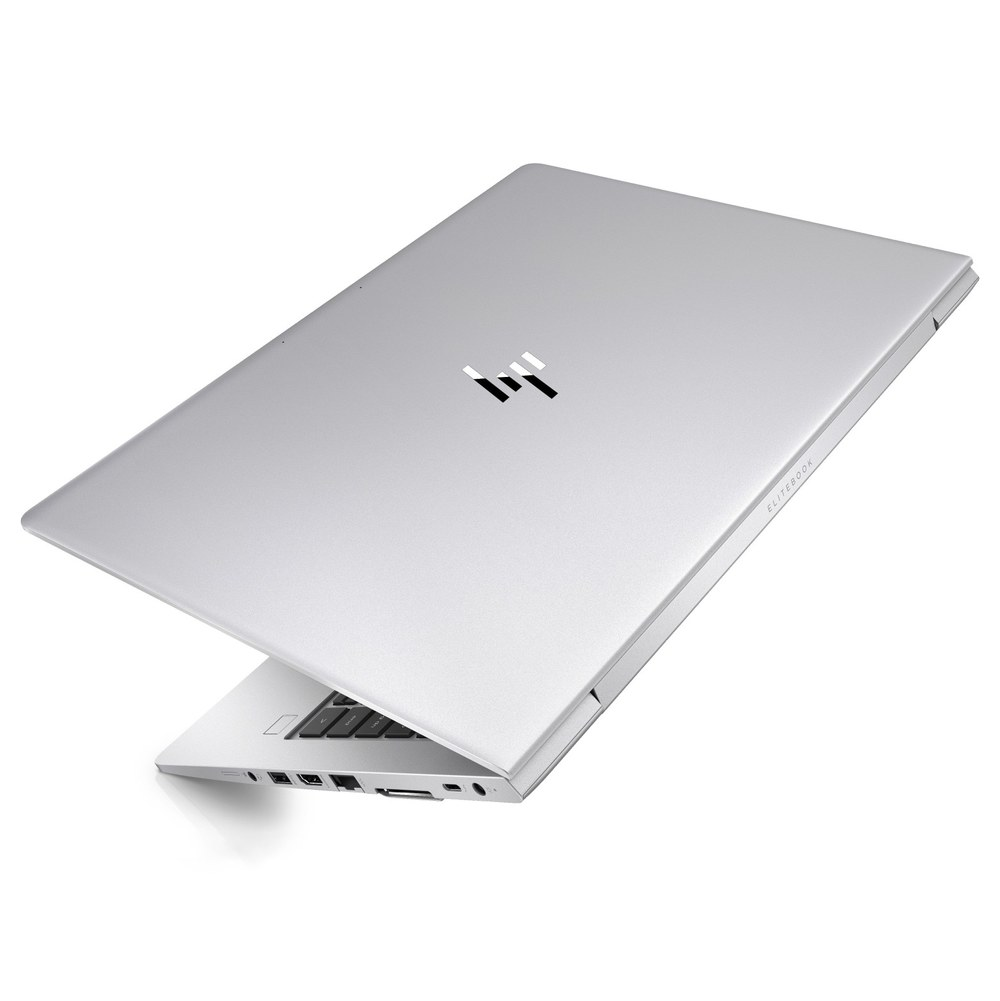 Silberner Laptop mit geschlossenem Deckel und HP-Logo. Auf weißer Oberfläche.