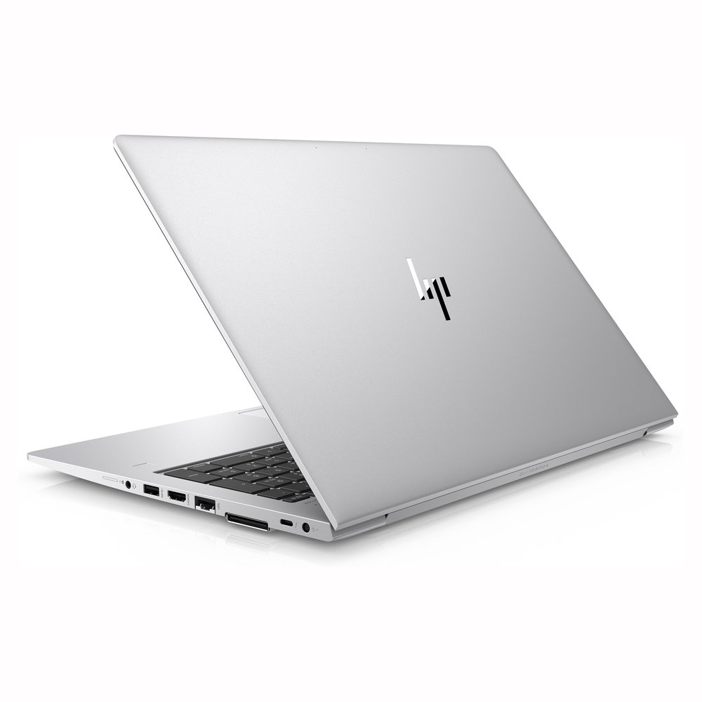 Silberner Laptop, geöffnet, angewinkelte Ansicht. HP-Logo auf dem Deckel. Tastatur sichtbar. Weißer Hintergrund.