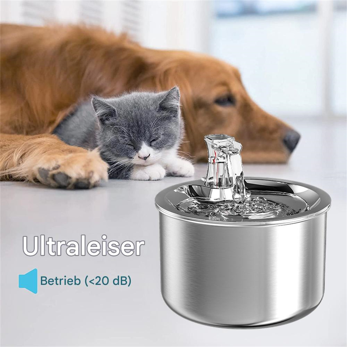 Ein Haustier-Wasserbrunnen mit Hund und Katze. Der Brunnen ist silber, der Hund braun und die Katze grau.