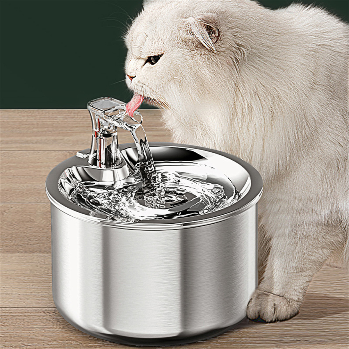 Weiße Katze trinkt Wasser aus einem Edelstahl-Haustierbrunnen.