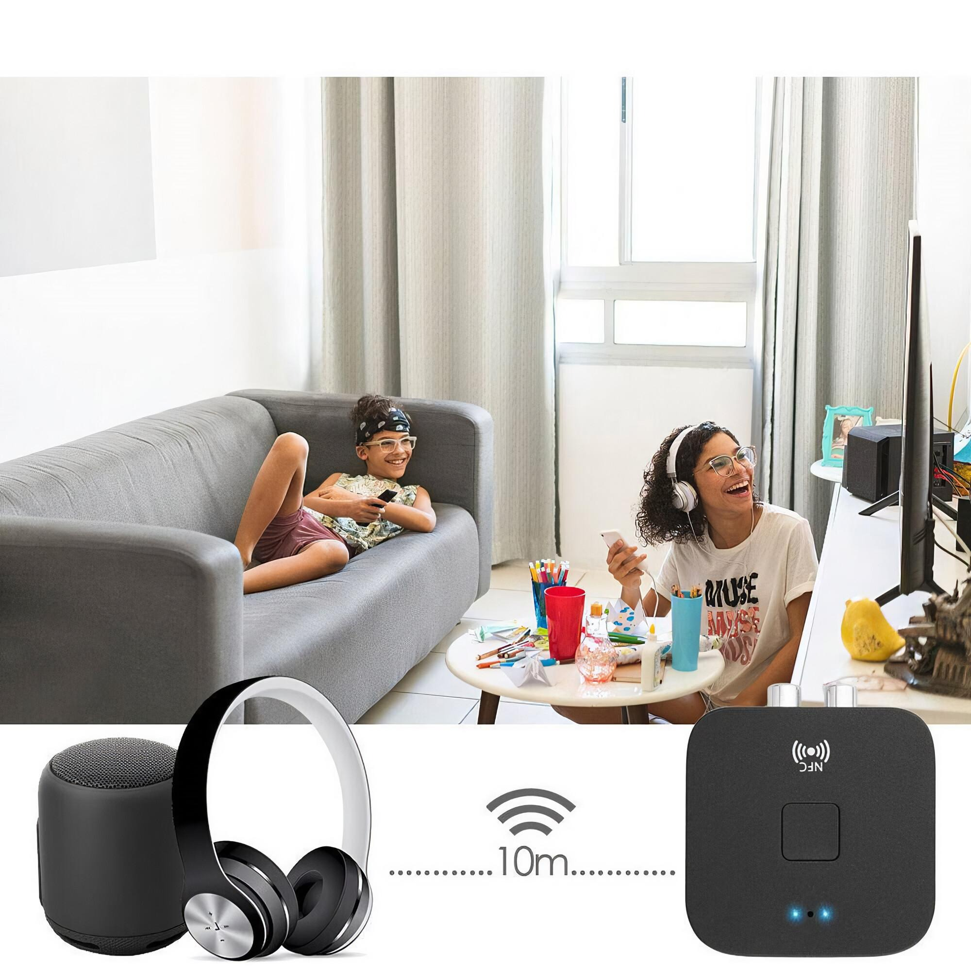 Zwei Personen mit Kopfhörern und einem Lautsprecher, die einen Bluetooth-Empfänger verwenden.