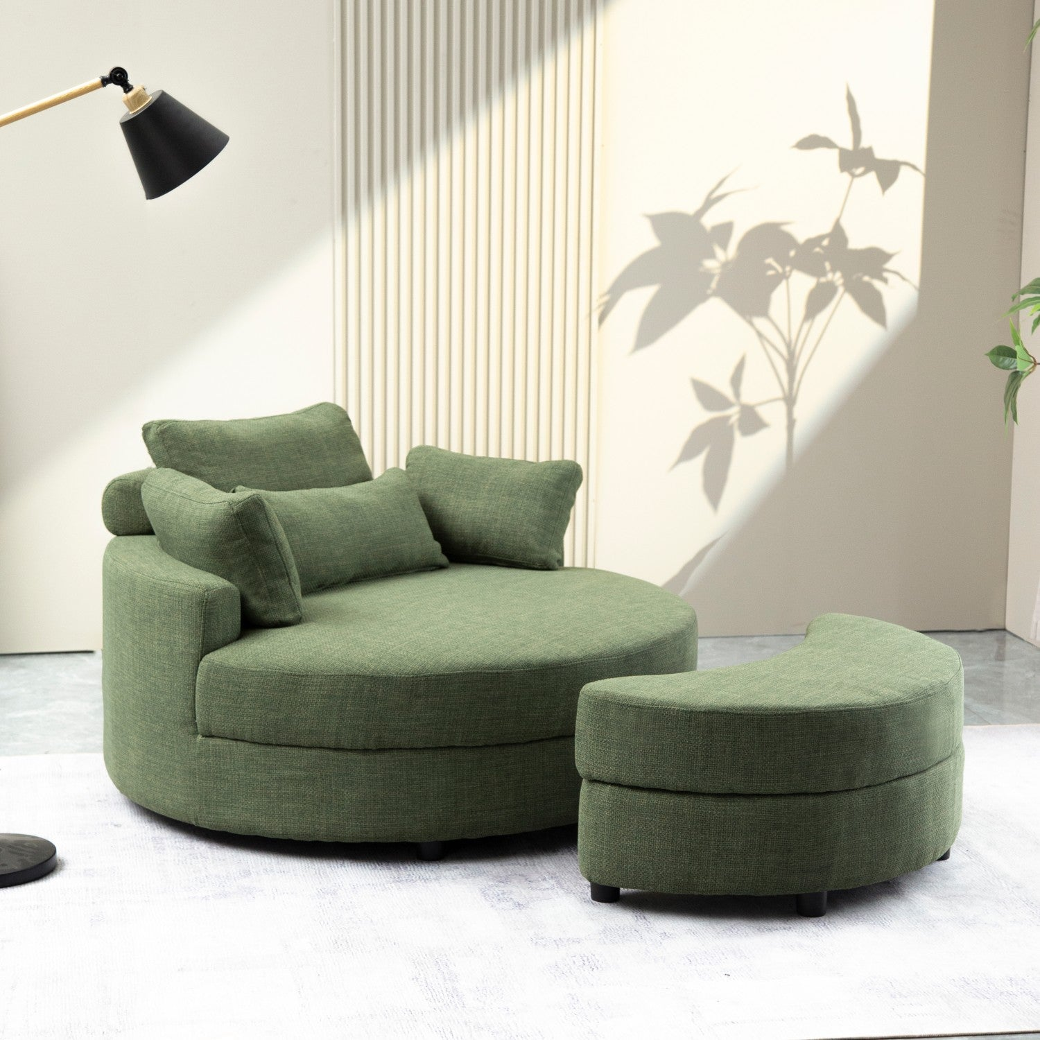 Ein grünes, rundes Sofaset mit Lampe und Schatten, auf weißem Hintergrund.