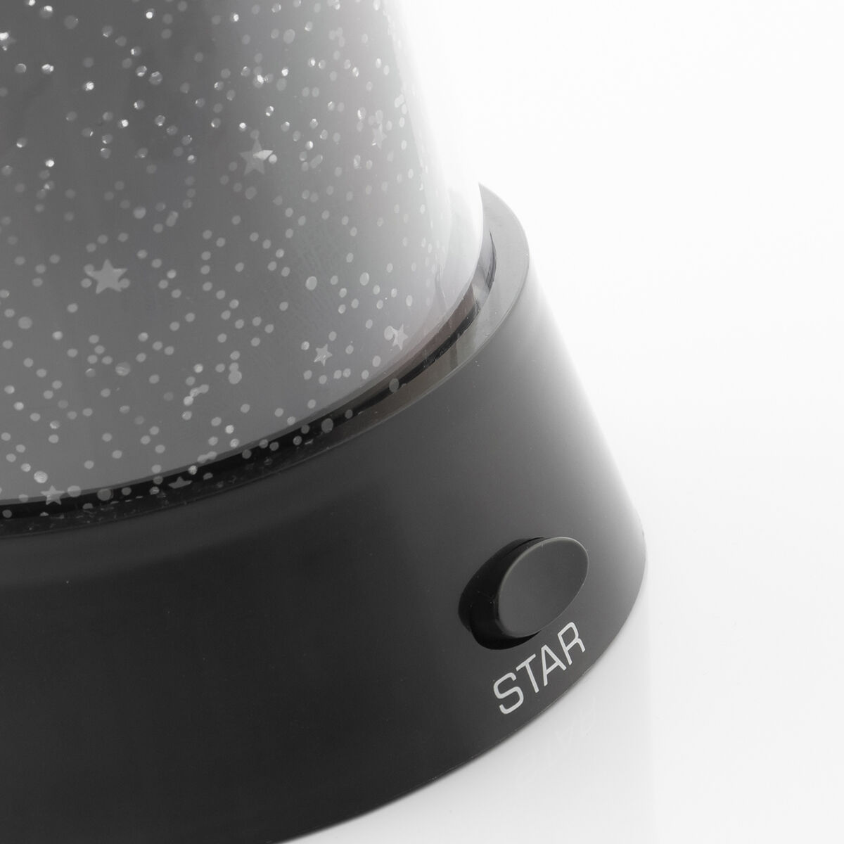 Un proiettore di stelle nero con base nera e un pulsante con la scritta 'STAR'.