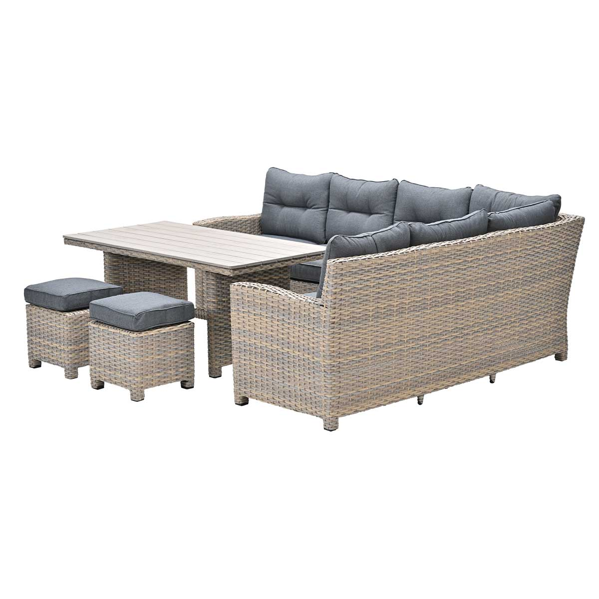 Ensemble de meubles d'extérieur en osier : canapé, table et deux poufs avec coussins gris.