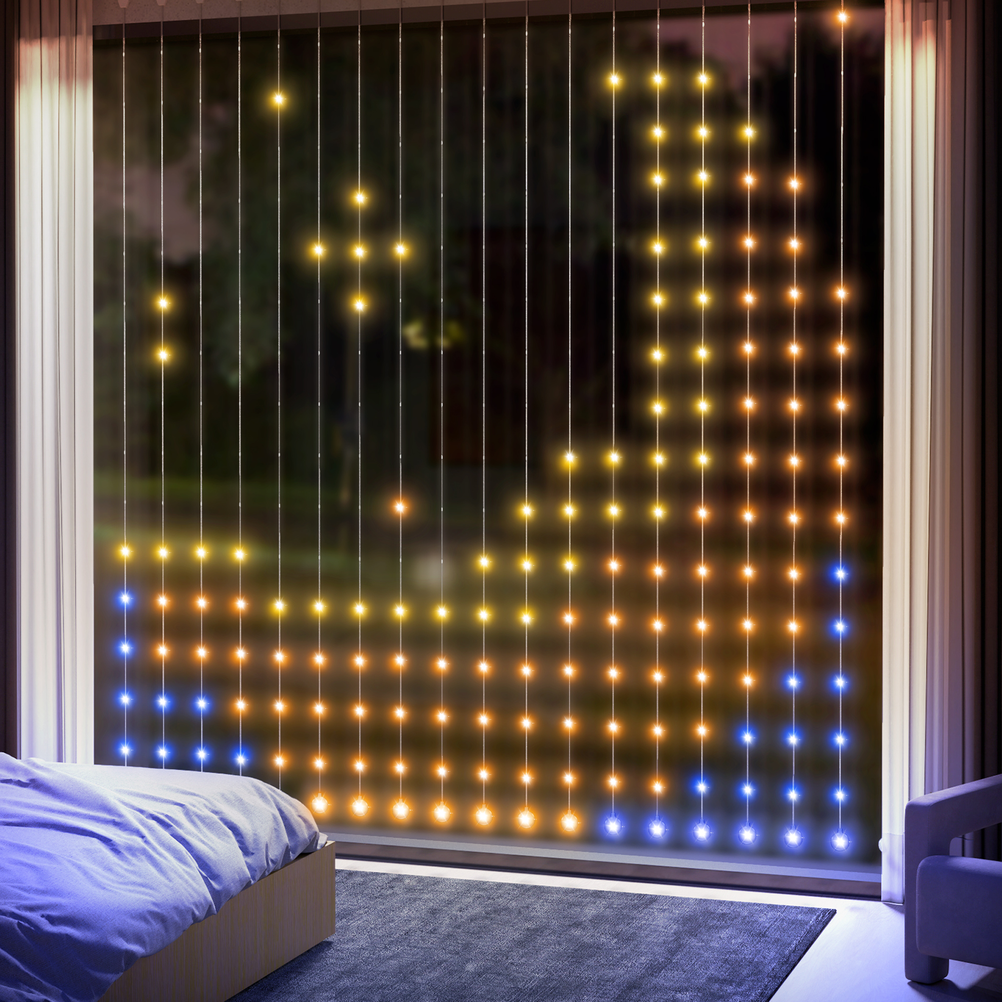 Ventana cubierta de luces, con luces azules y amarillas. Cama en primer plano y una silla.