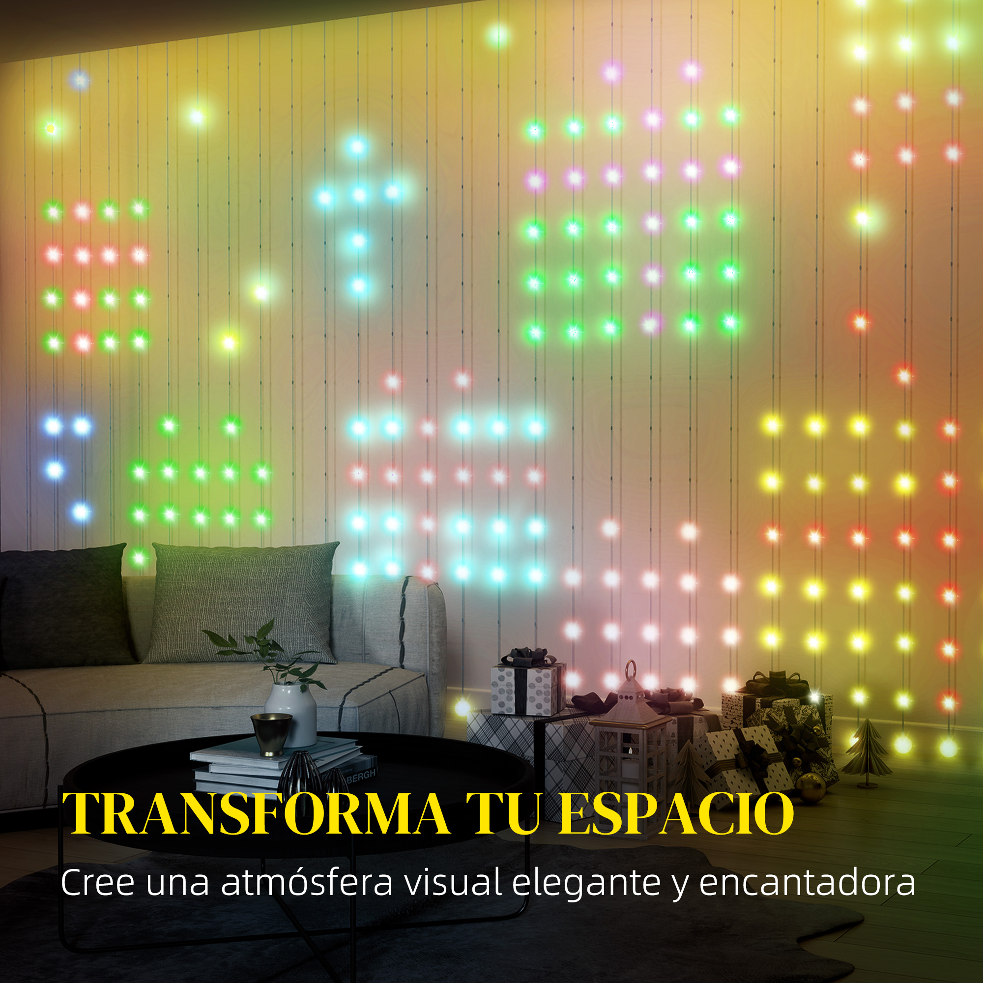 Salón con luces de pared formando un árbol de Navidad, sofá y regalos. Texto: Transforma tu espacio.