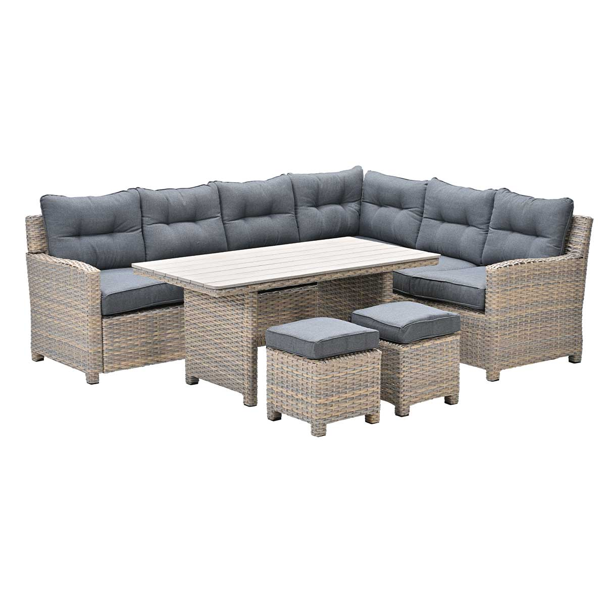 Un canapé d'extérieur en osier avec une table et des poufs.