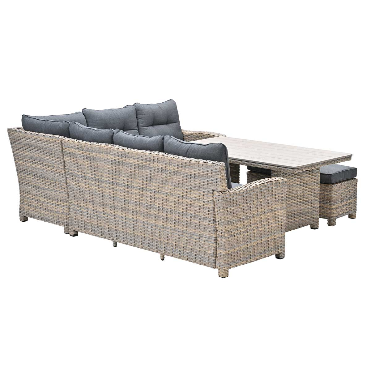 Ensemble de meubles d'extérieur en osier : canapé, table et pouf avec coussins gris, fond blanc.