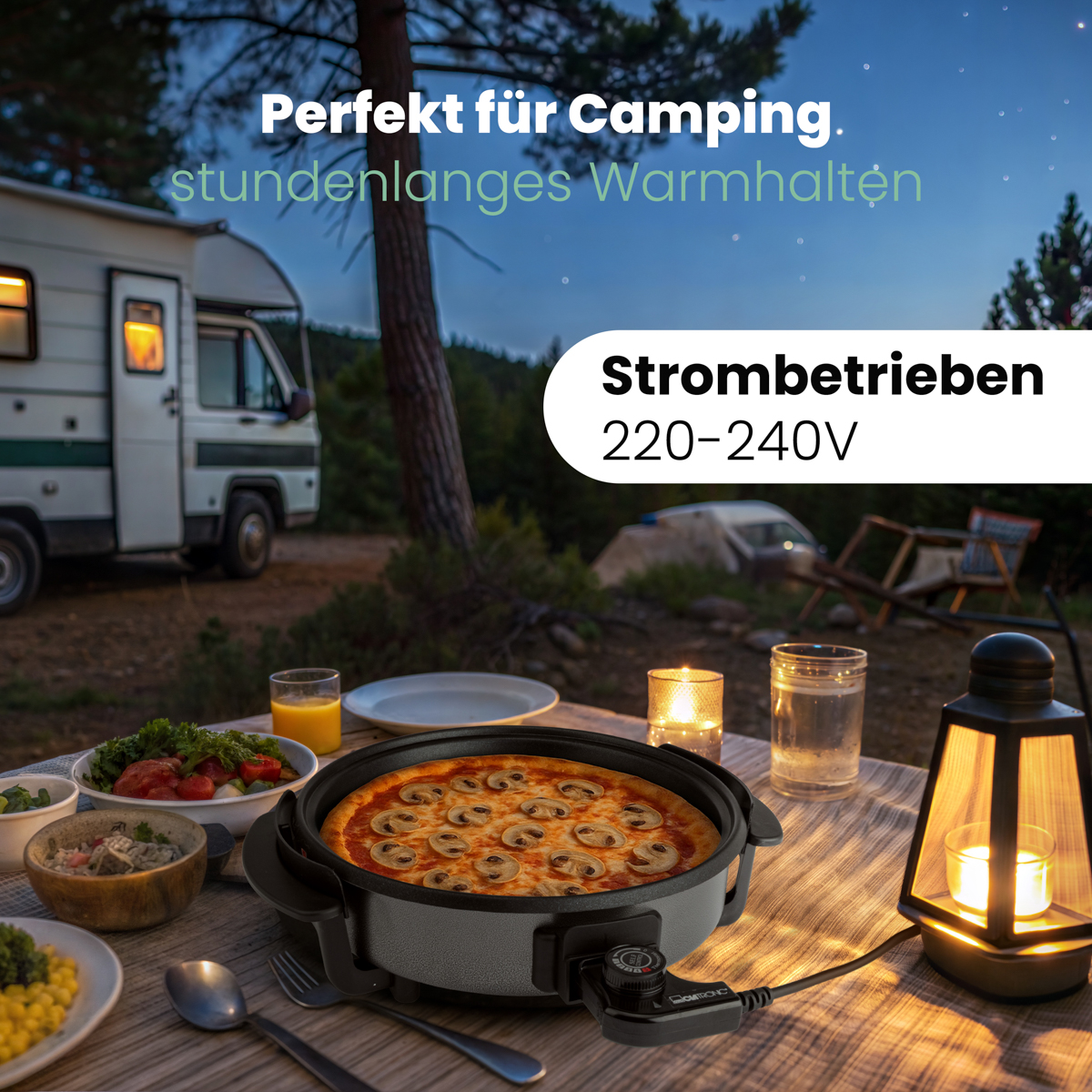 Patelnia elektryczna z jedzeniem na stole. Tekst: Idealna na kemping. Strombetrieben 220-240V. Zapalone świece i furgonetka.