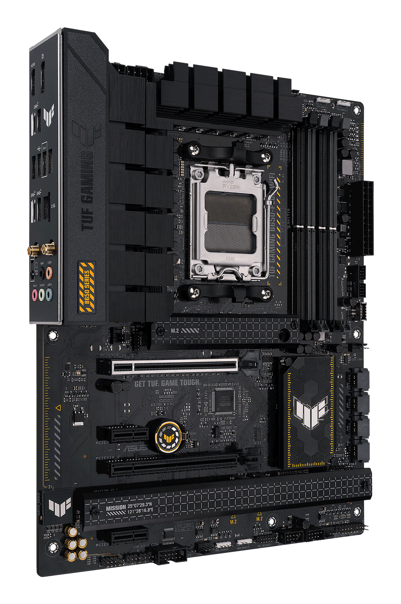 Un componente per computer nero e oro con molte porte e slot, su sfondo bianco.