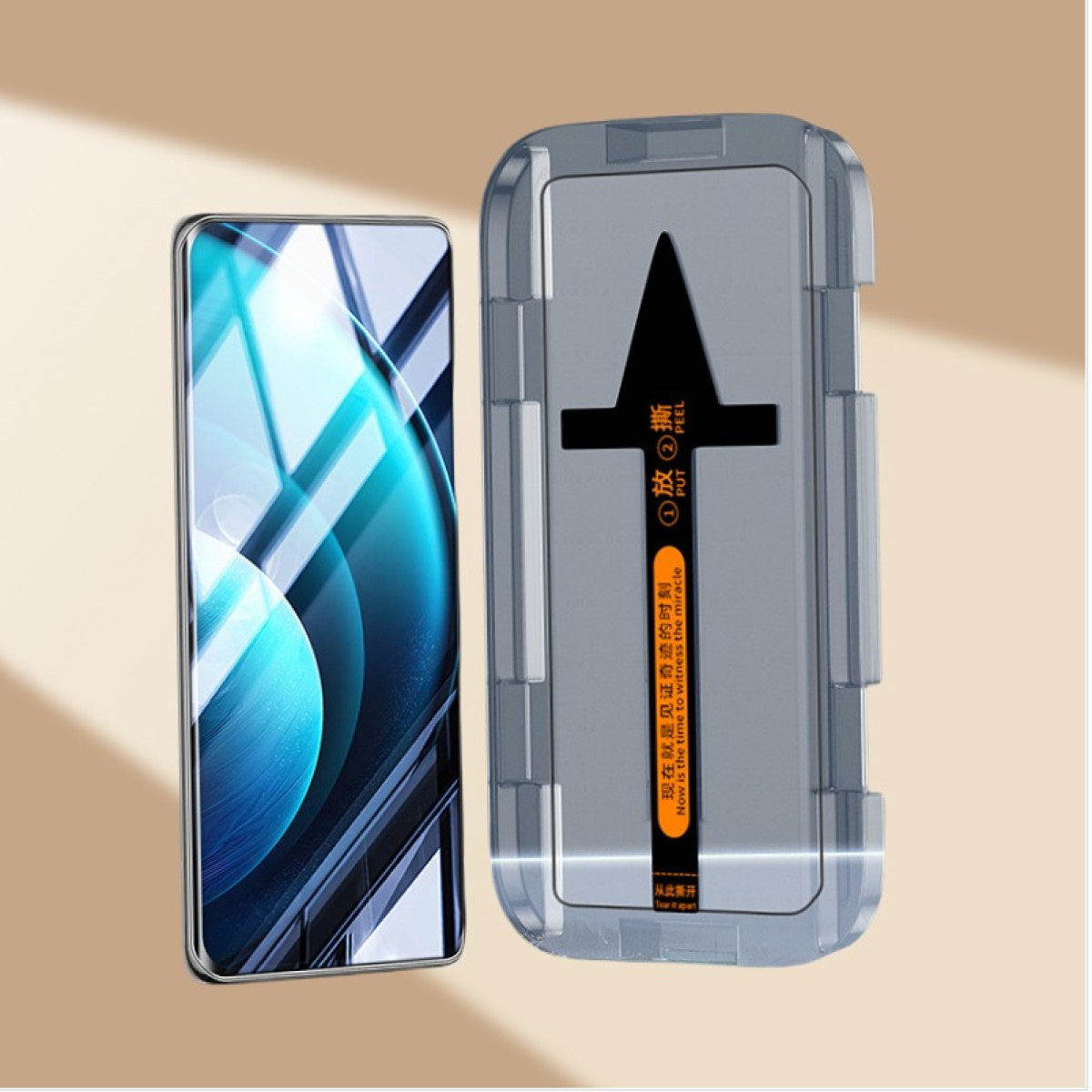 Un telefono è appoggiato a faccia in giù sul tavolo con una custodia in plastica grigia