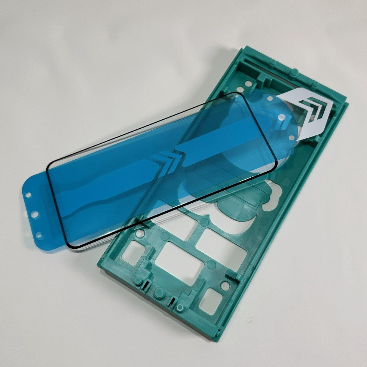 Una protezione per lo schermo del telefono si trova in una custodia di plastica verde