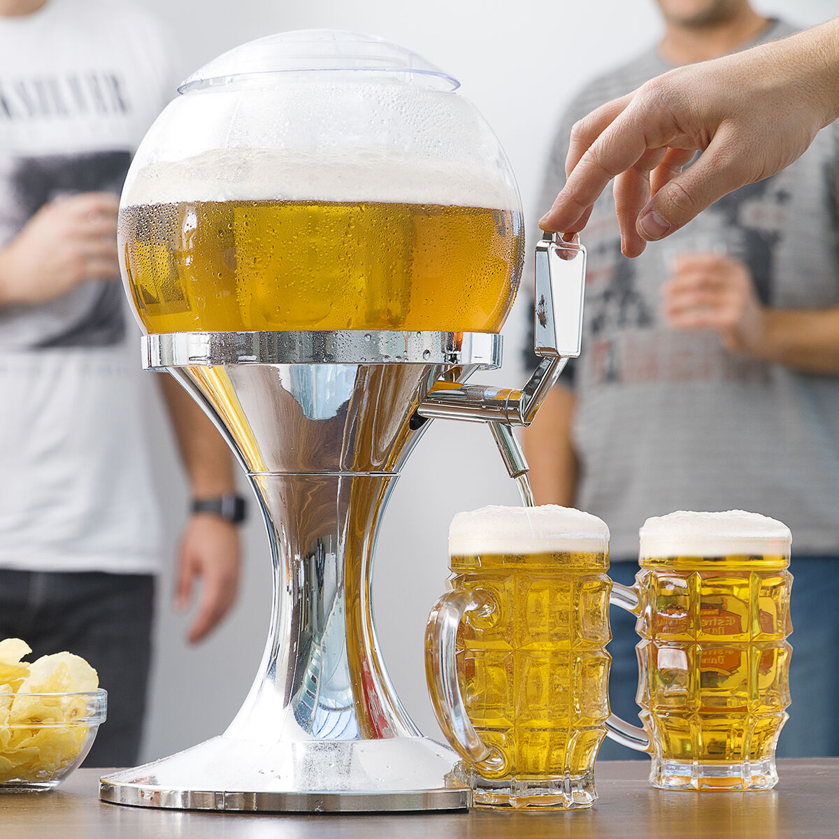 Bier-Zapfanlage mit durchsichtigem Globus und silbernem Ständer. Zwei Bierkrüge und Chips.