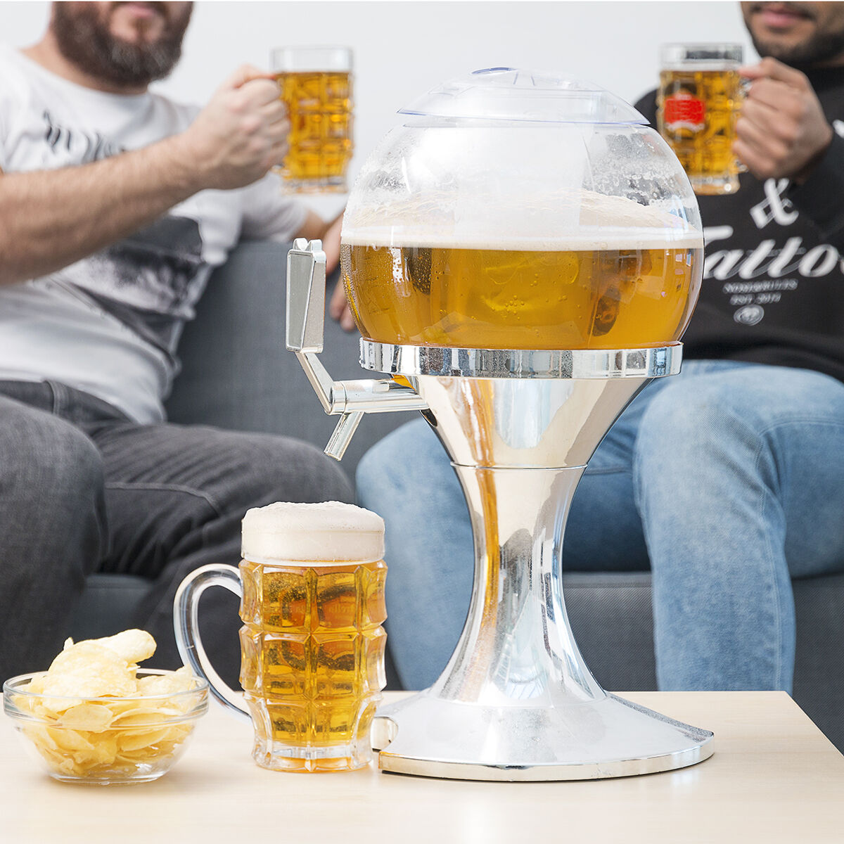 Bier-Zapfanlage, klarer Globus, Bier wird in einen Krug gegossen. Chips in einer Schüssel. Leute sitzen dahinter.